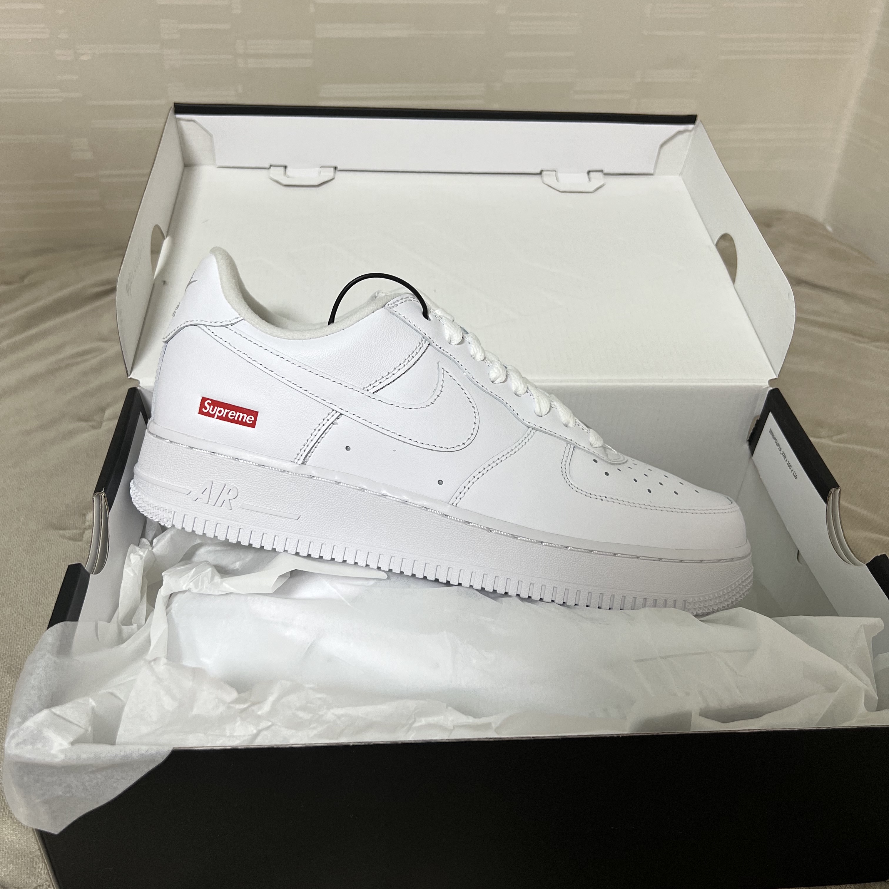 Nike x Supreme Air Force 1 Low White 착용 스타일 - 2