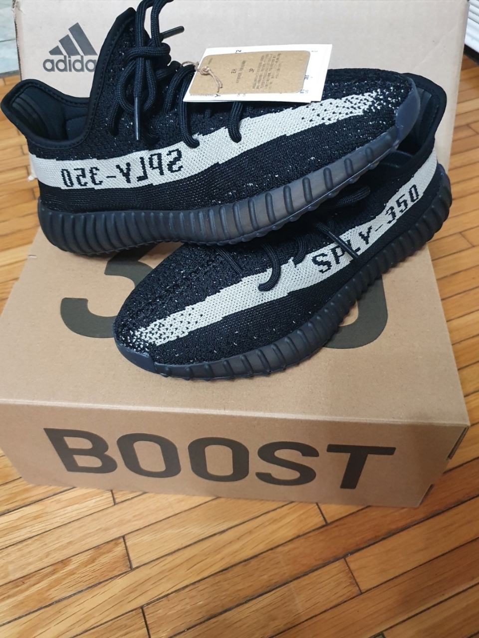 Adidas Yeezy Boost 350 V2 Core Black White 2022 착용 스타일