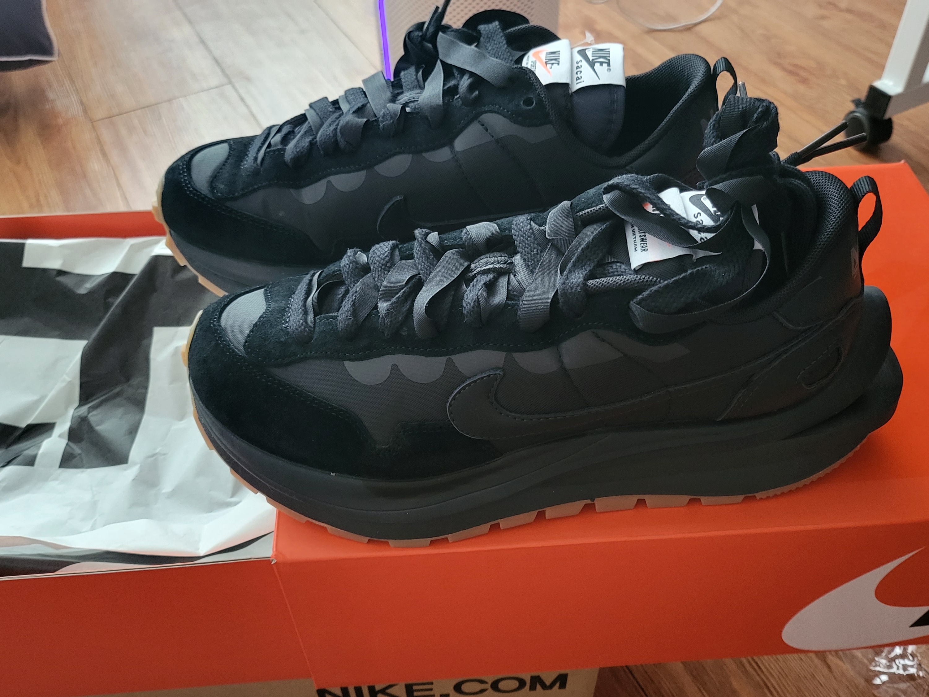 Nike x Sacai VaporWaffle Black and Gum 착용 스타일 - 1