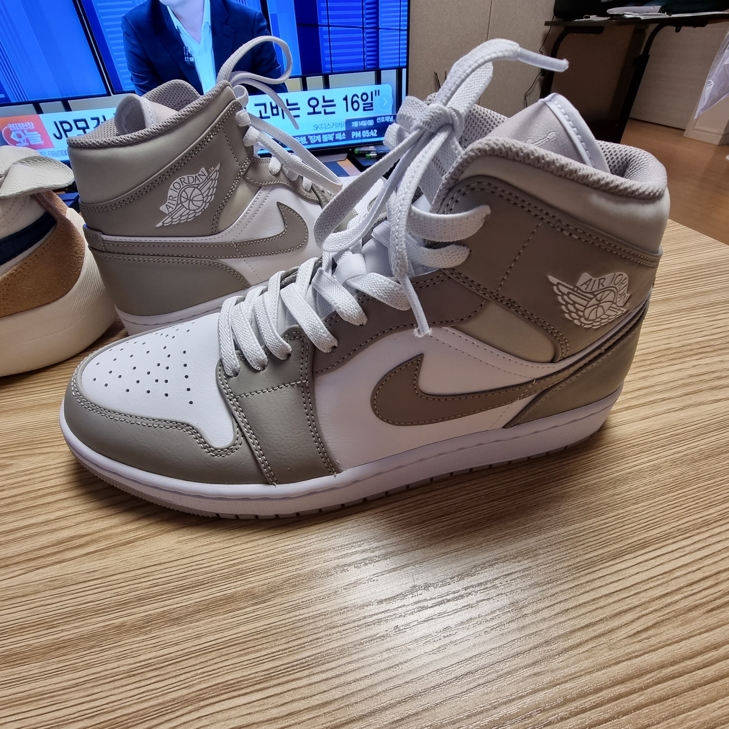 Jordan 1 Mid College Grey, Nike Moon Racer Sail Solar Blue 착용 스타일 - 3
