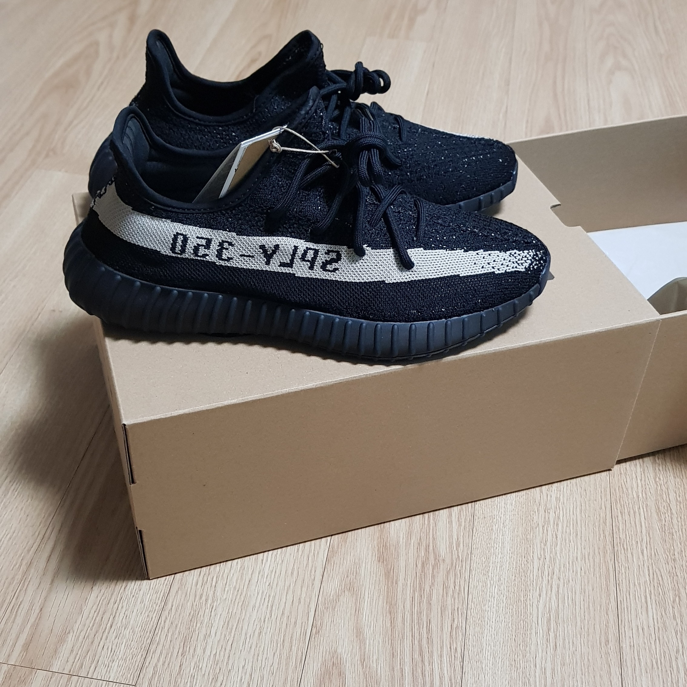 Adidas Yeezy Boost 350 V2 Core Black White 2022 착용 스타일 - 1