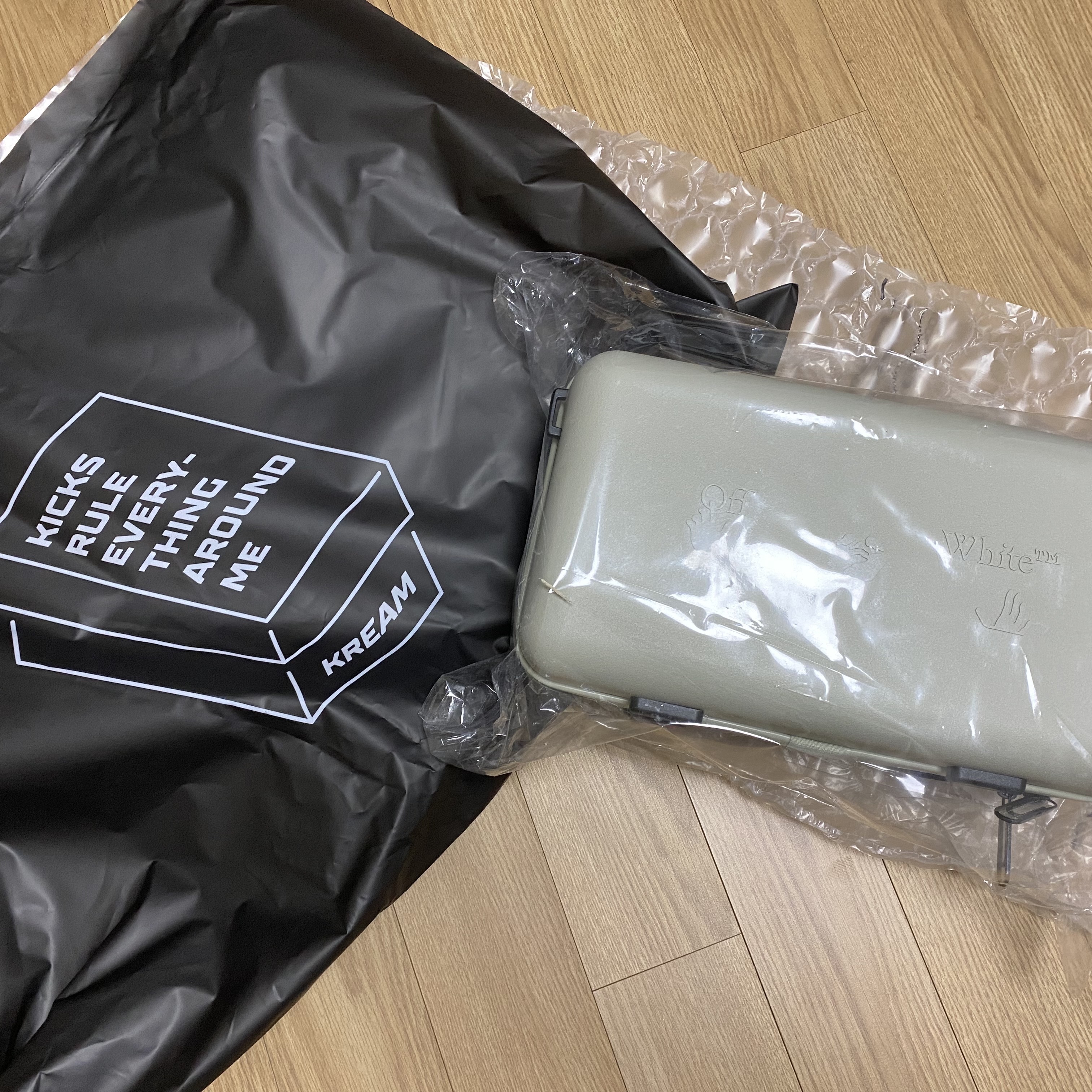 Off-White x Amore Pacific Protection Box (Without Cosmetics) 착용 스타일