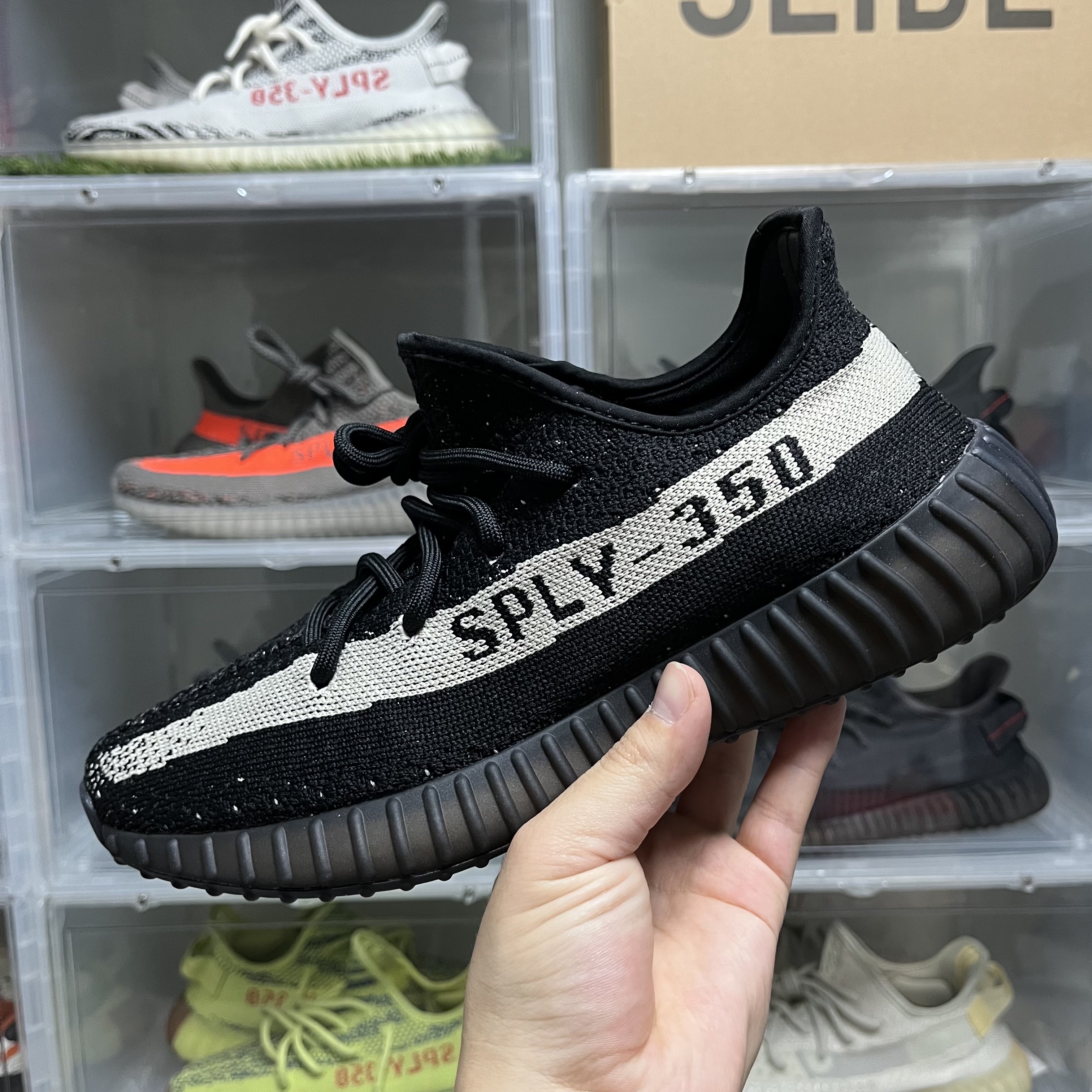 Adidas Yeezy Boost 350 V2 Core Black White 2022 착용 스타일 - 2
