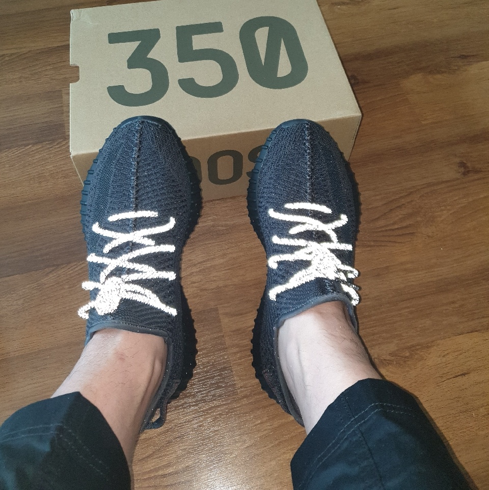 Adidas Yeezy Boost 350 V2 Black - Non-Reflective 착용 스타일