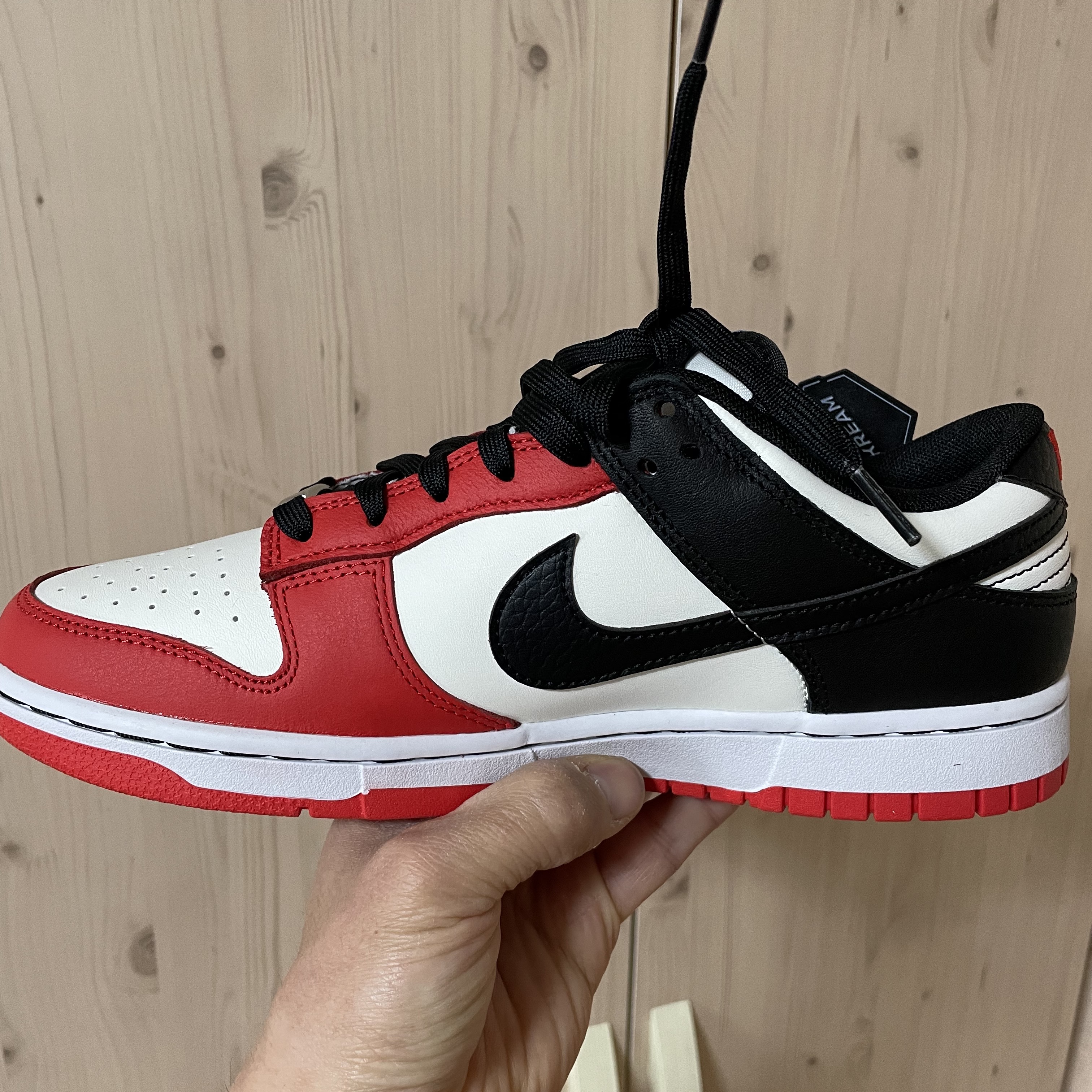 Nike x NBA Dunk Low Retro EMB Black and Chile Red 착용 스타일 - 1