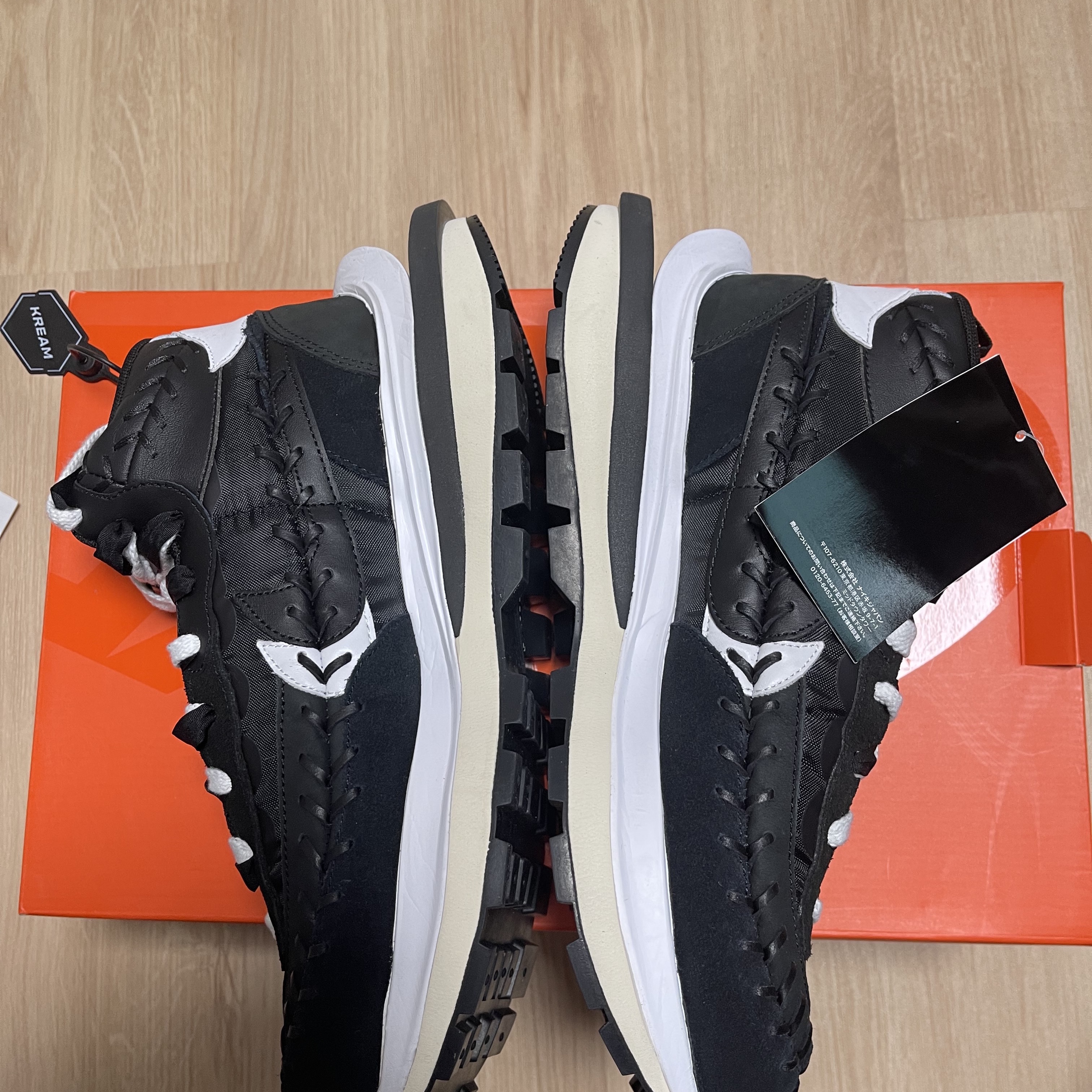 Nike x Sacai x Jean Paul Gaultier VaporWaffle Black White 착용 스타일 - 3