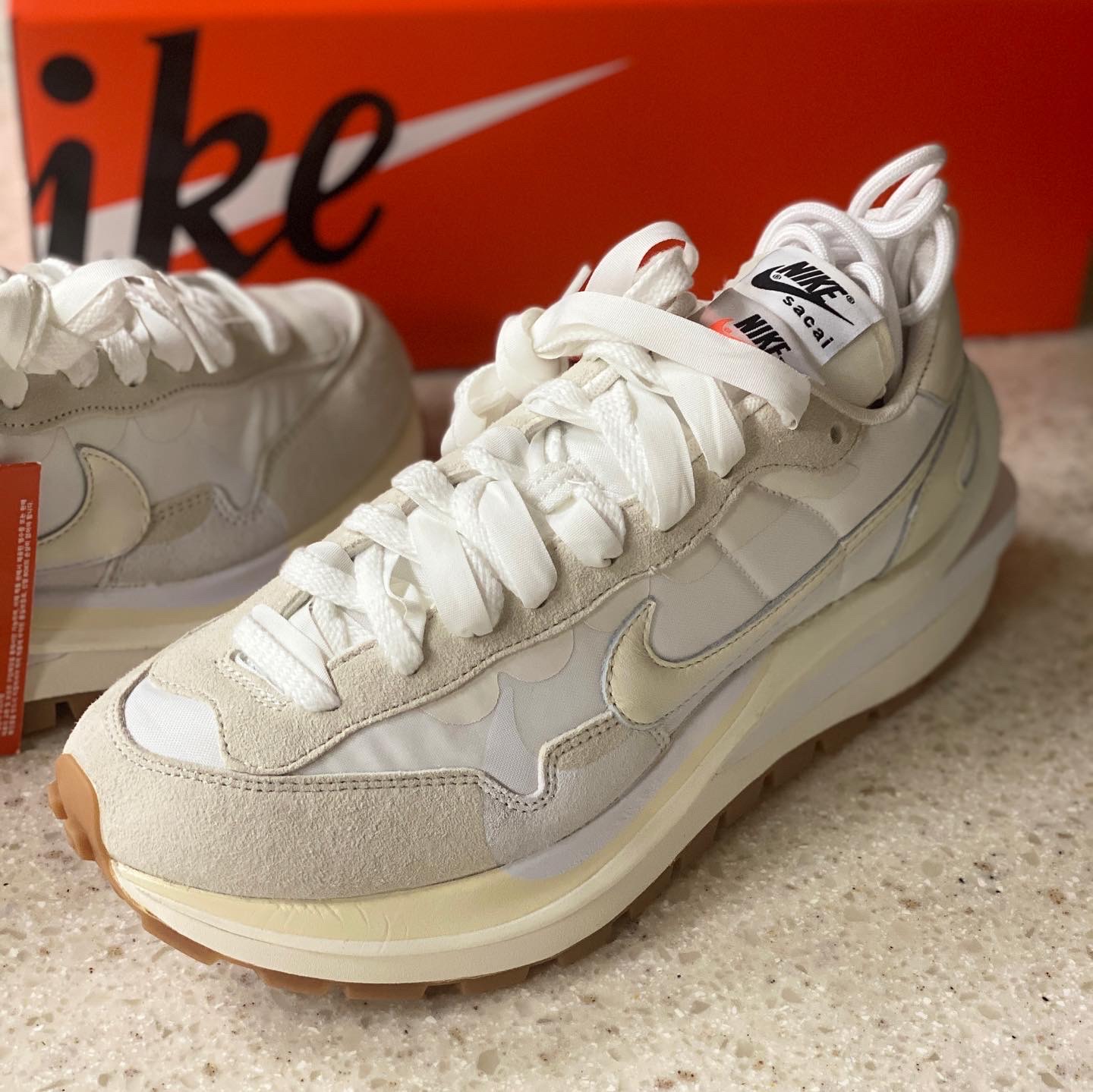 Nike x Sacai VaporWaffle White and Gum 착용 스타일 - 3