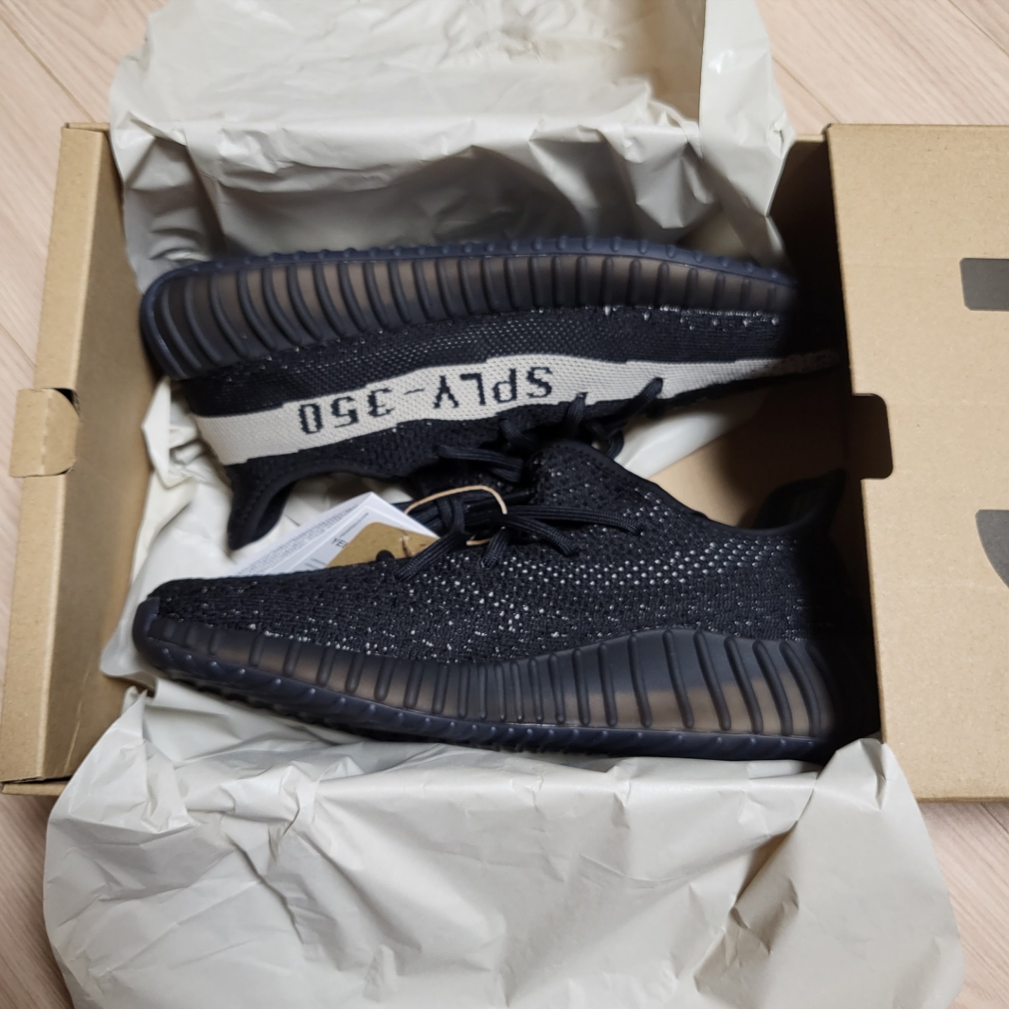 Adidas Yeezy Boost 350 V2 Core Black White 2022 착용 스타일