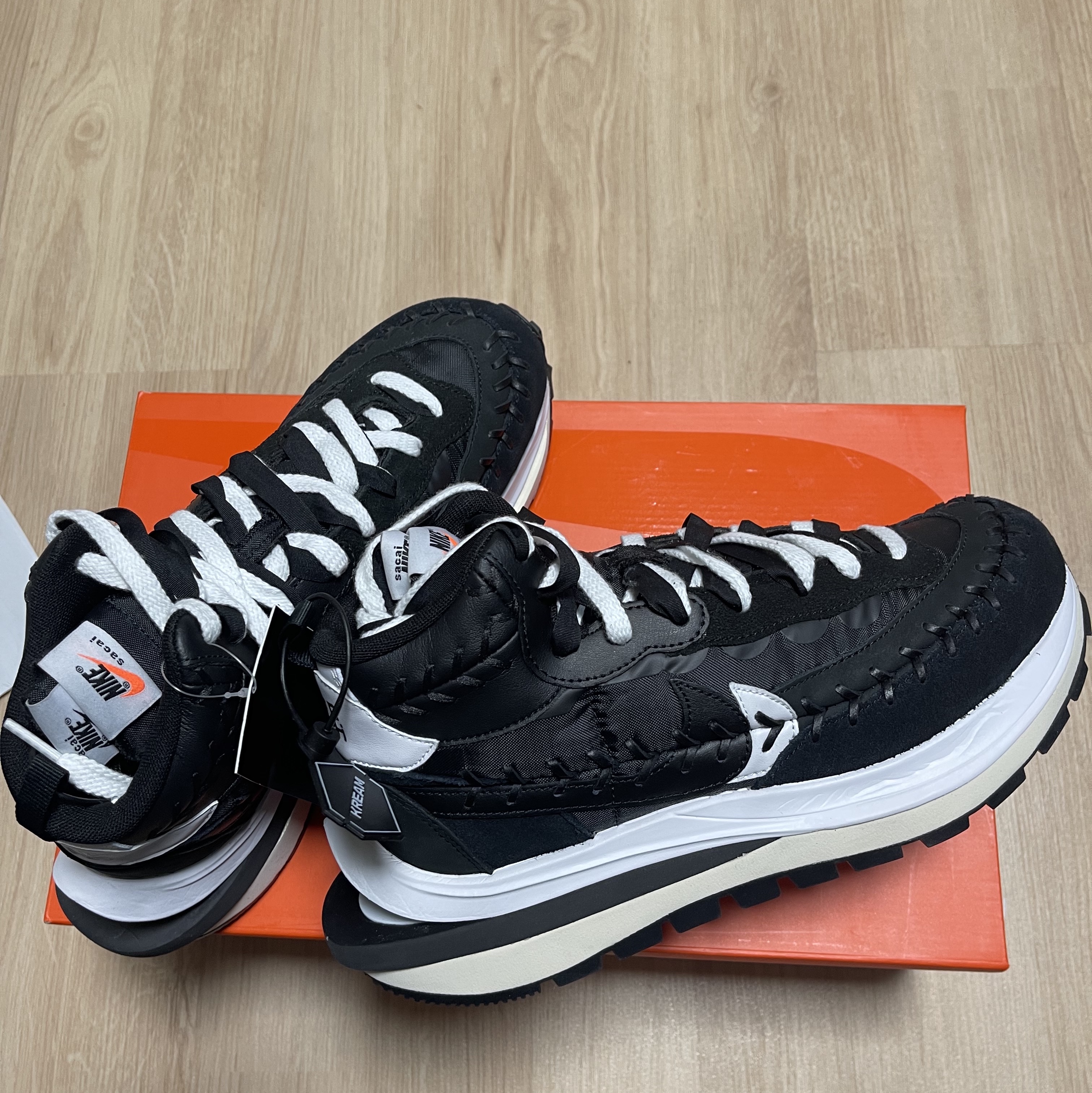 Nike x Sacai x Jean Paul Gaultier VaporWaffle Black White 착용 스타일 - 2