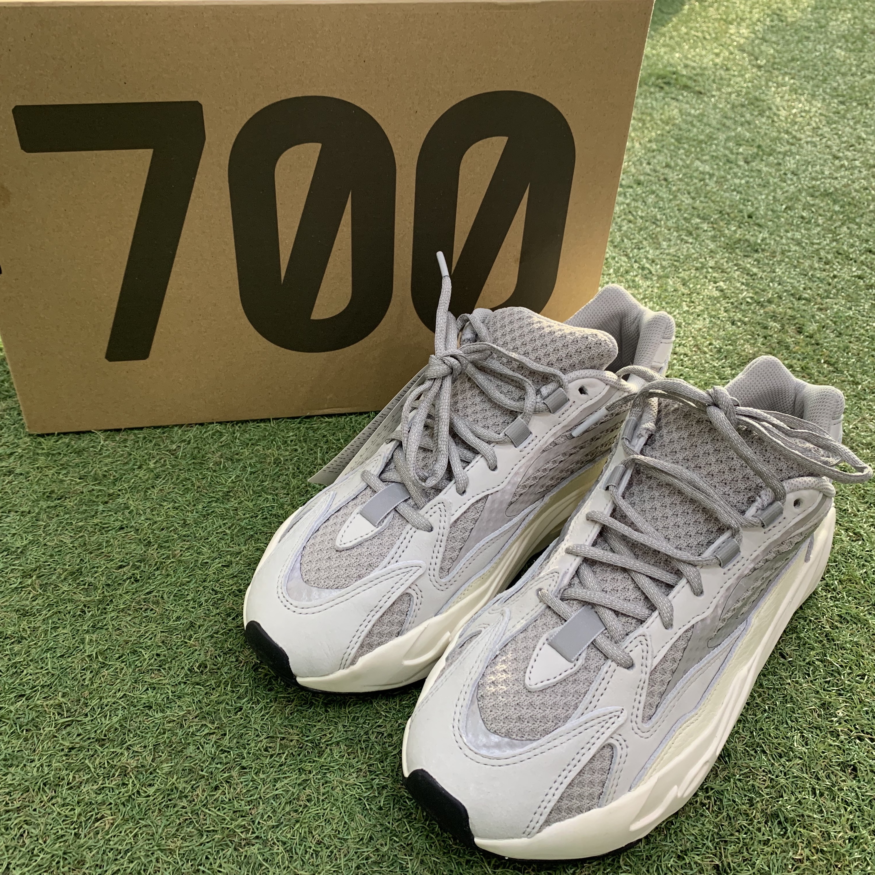 Adidas Yeezy Boost 700 V2 Static 2022 착용 스타일