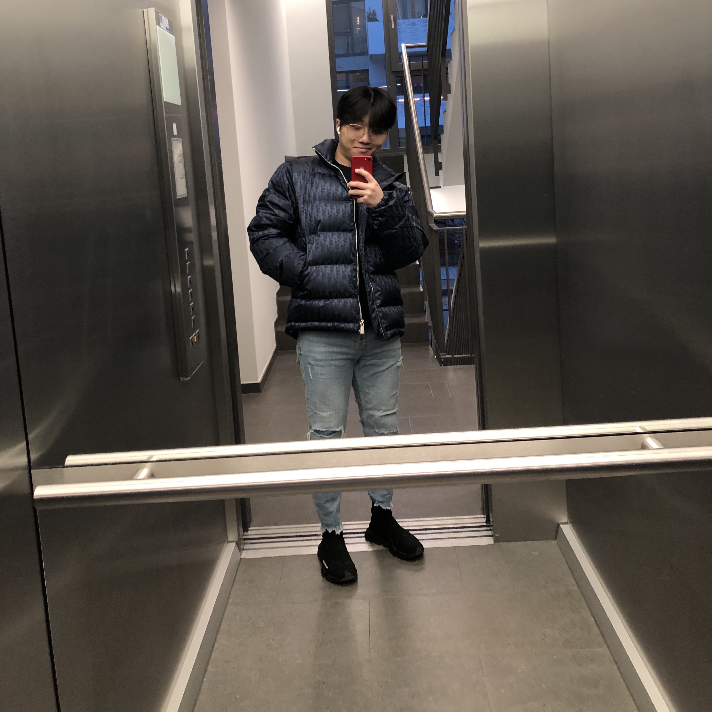 Dior Oblique Down Jacket Navy Blue Technical Jacquard, Balenciaga Turn Wide Fit Hoodie Black 착용 스타일 - 3