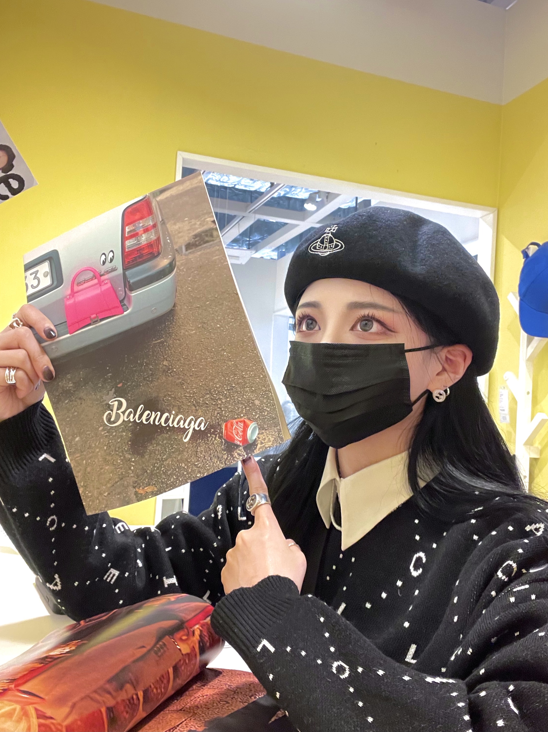 Balenciaga Triple S Trainer Triple Black, Balenciaga Year of the Tiger Mini Hourglass Bag with Chain Tiger Printed Orange 착용 스타일 - 2