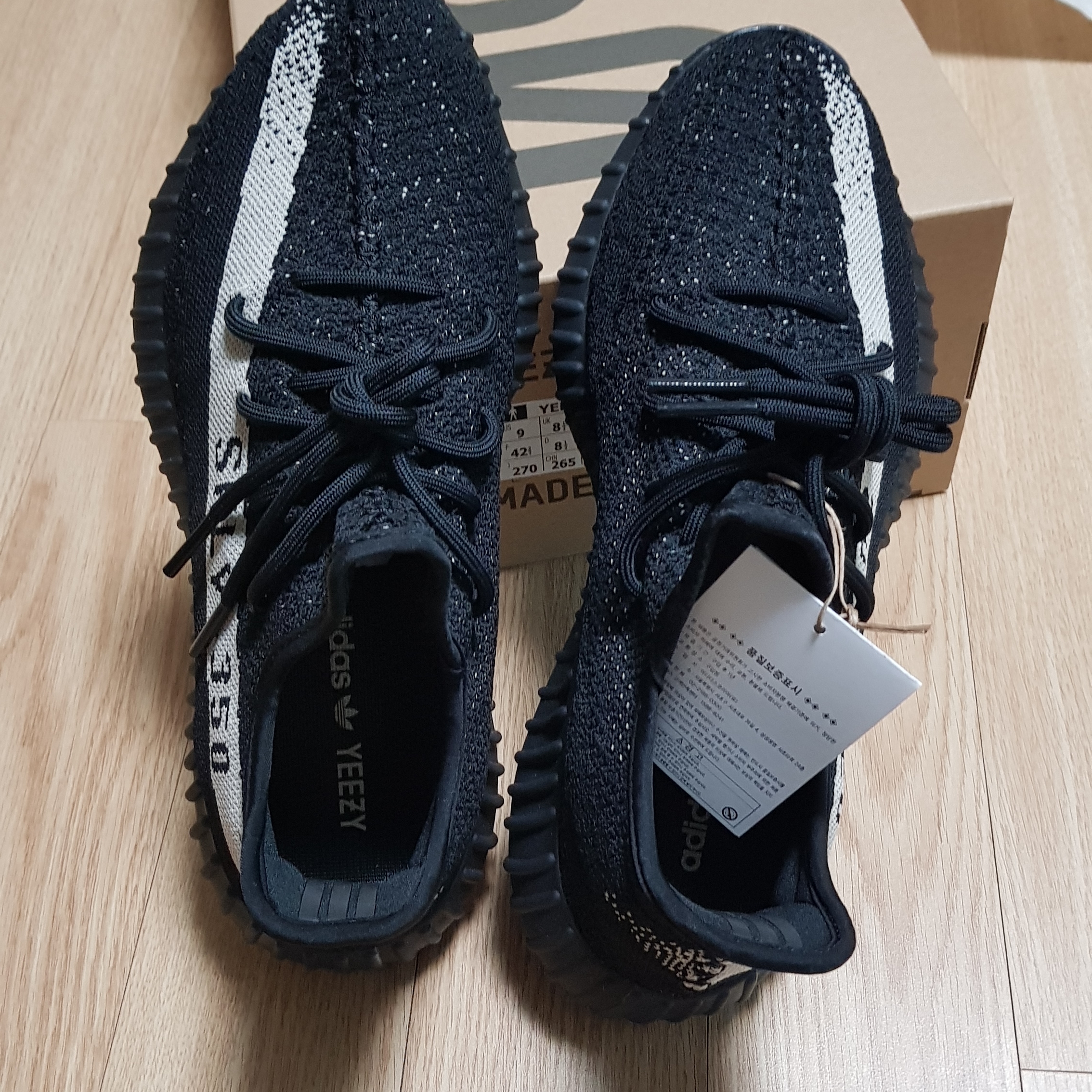 Adidas Yeezy Boost 350 V2 Core Black White 2022 착용 스타일 - 2