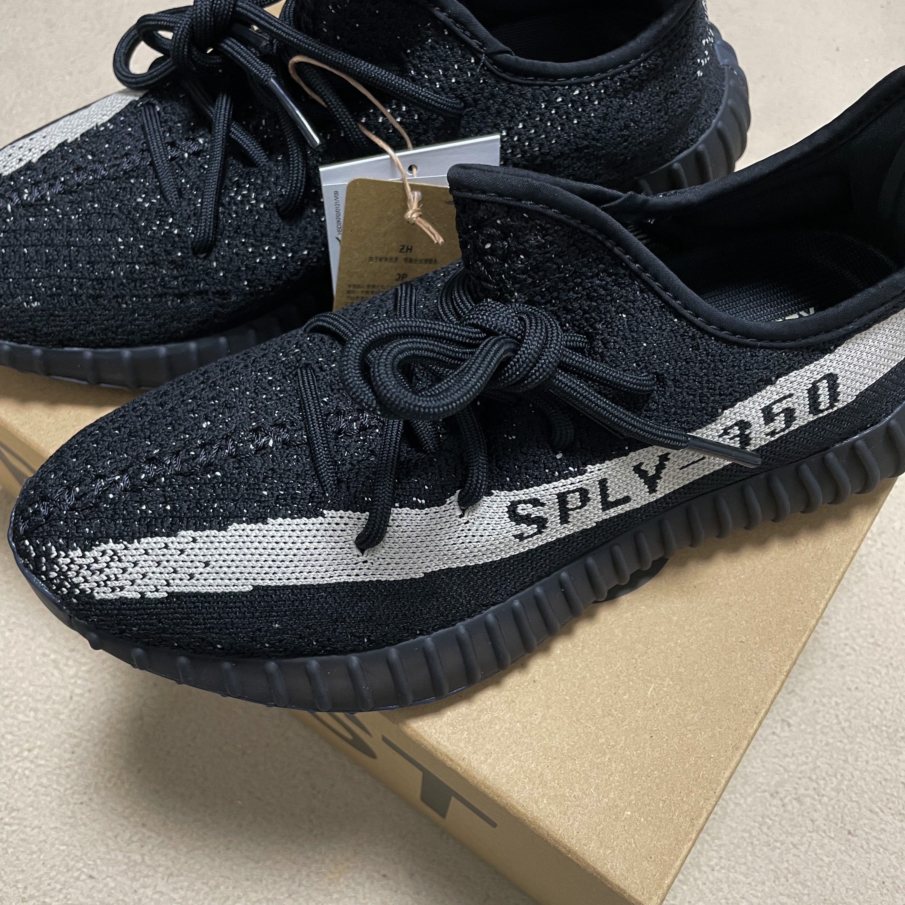 Adidas Yeezy Boost 350 V2 Core Black White 2022 착용 스타일 - 1