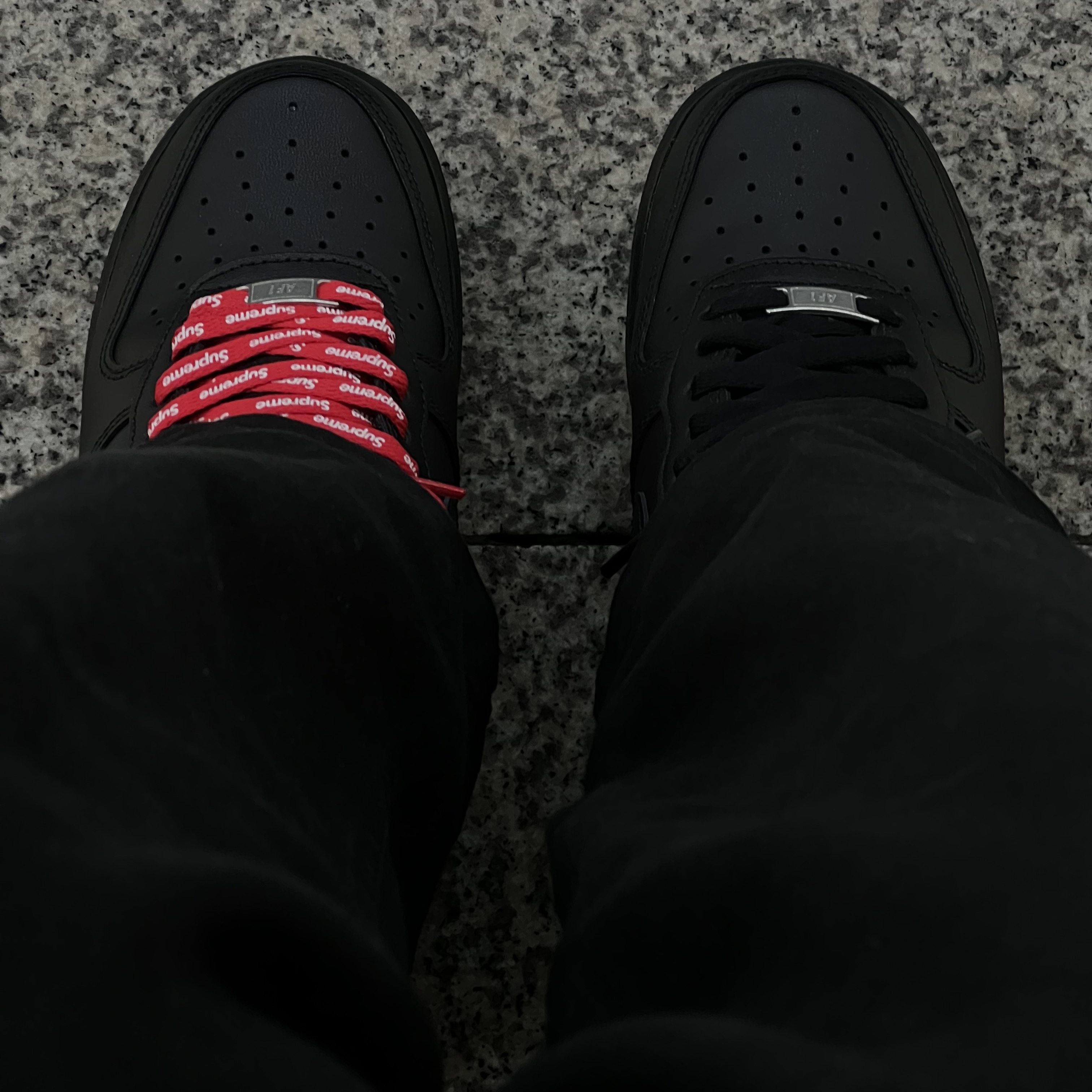 Nike x Supreme Air Force 1 Low Black, Nike Air Force 1 '07 Low Triple Black 착용 스타일 - 3