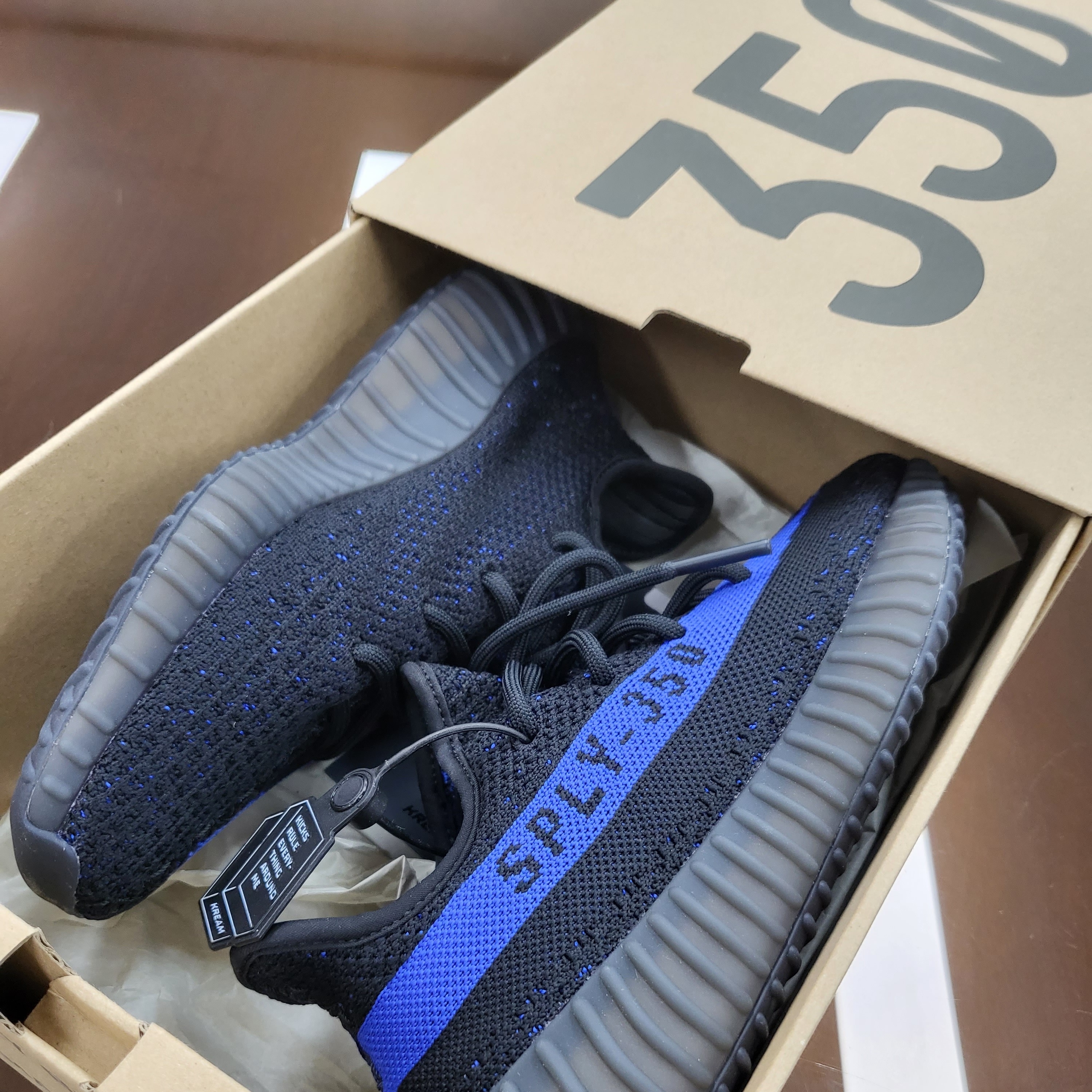 Adidas Yeezy Boost 350 V2 Dazzling Blue 착용 스타일