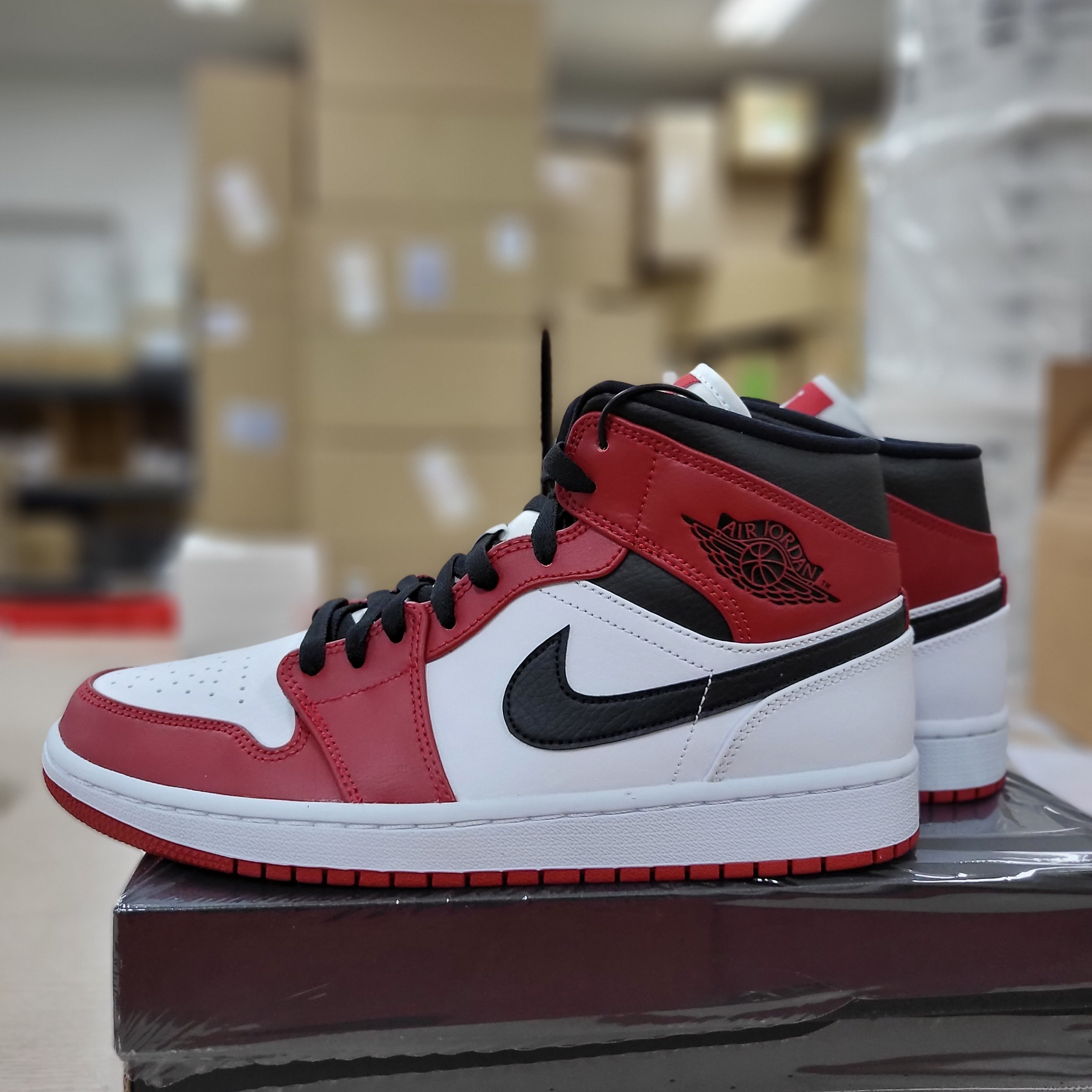 Jordan 1 Mid Chicago 2020 착용 스타일 - 1