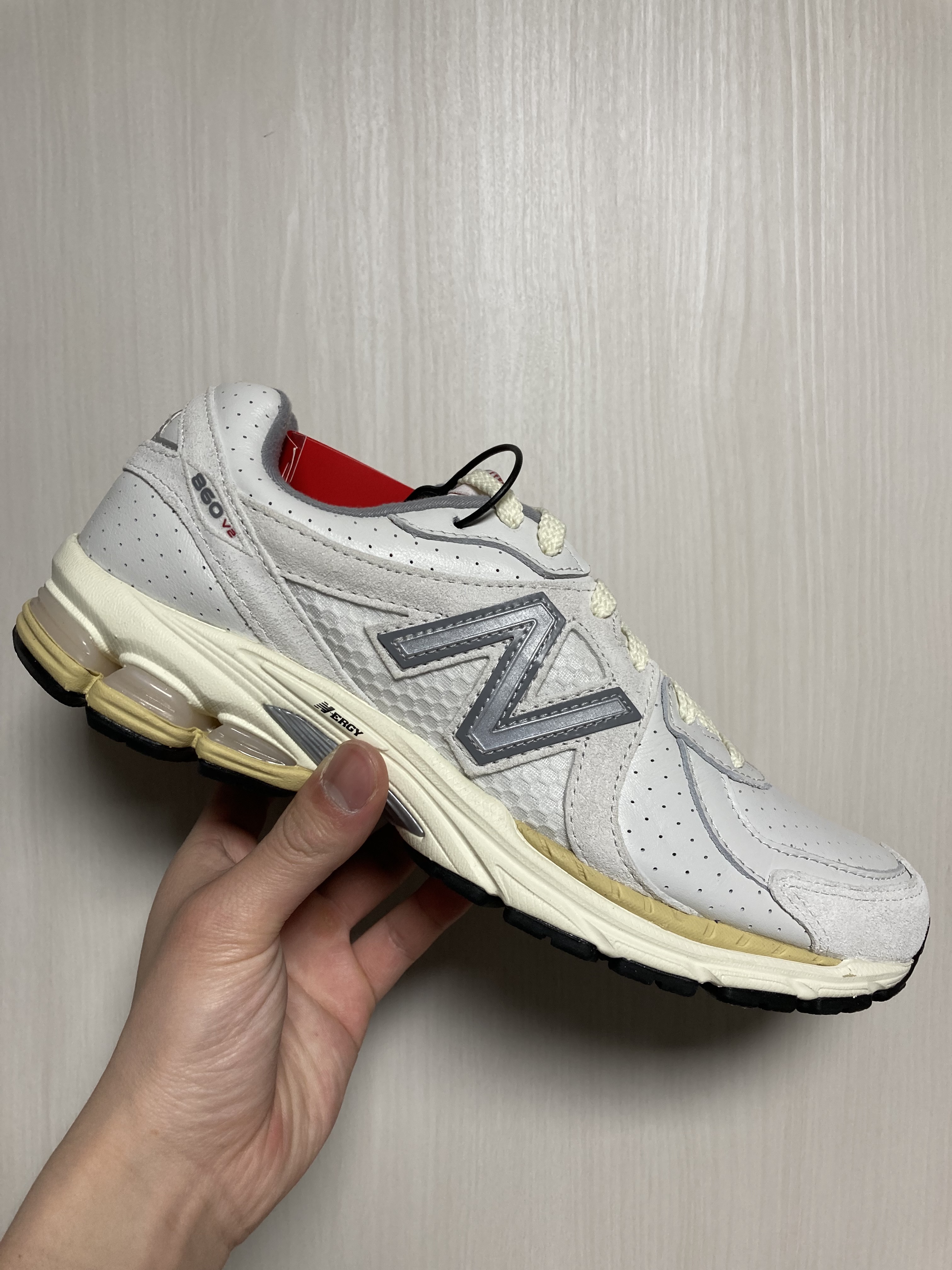 New Balance x Thisisneverthat 860v2 White 착용 스타일