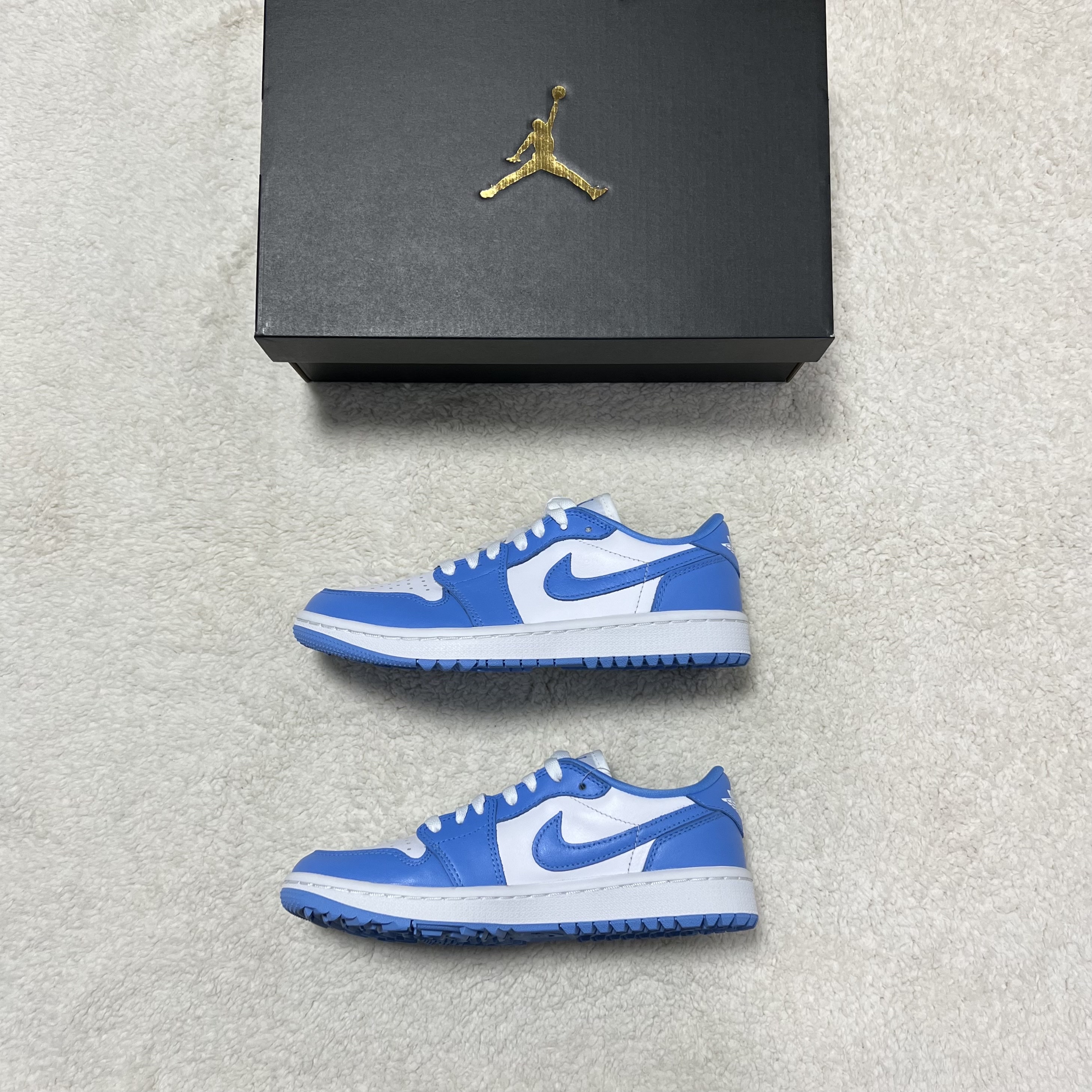 Jordan 1 Low Golf White and University Blue 착용 스타일