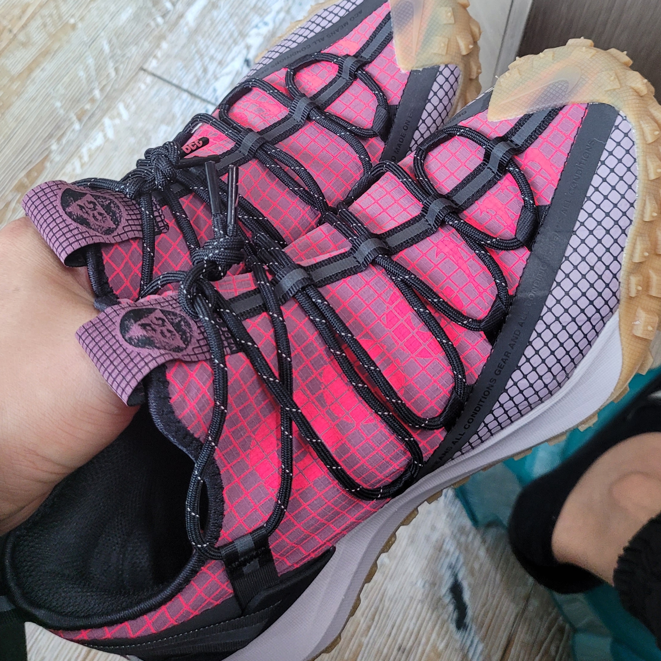 Nike ACG Mountain Fly Low Flash Crimson 착용 스타일 - 2