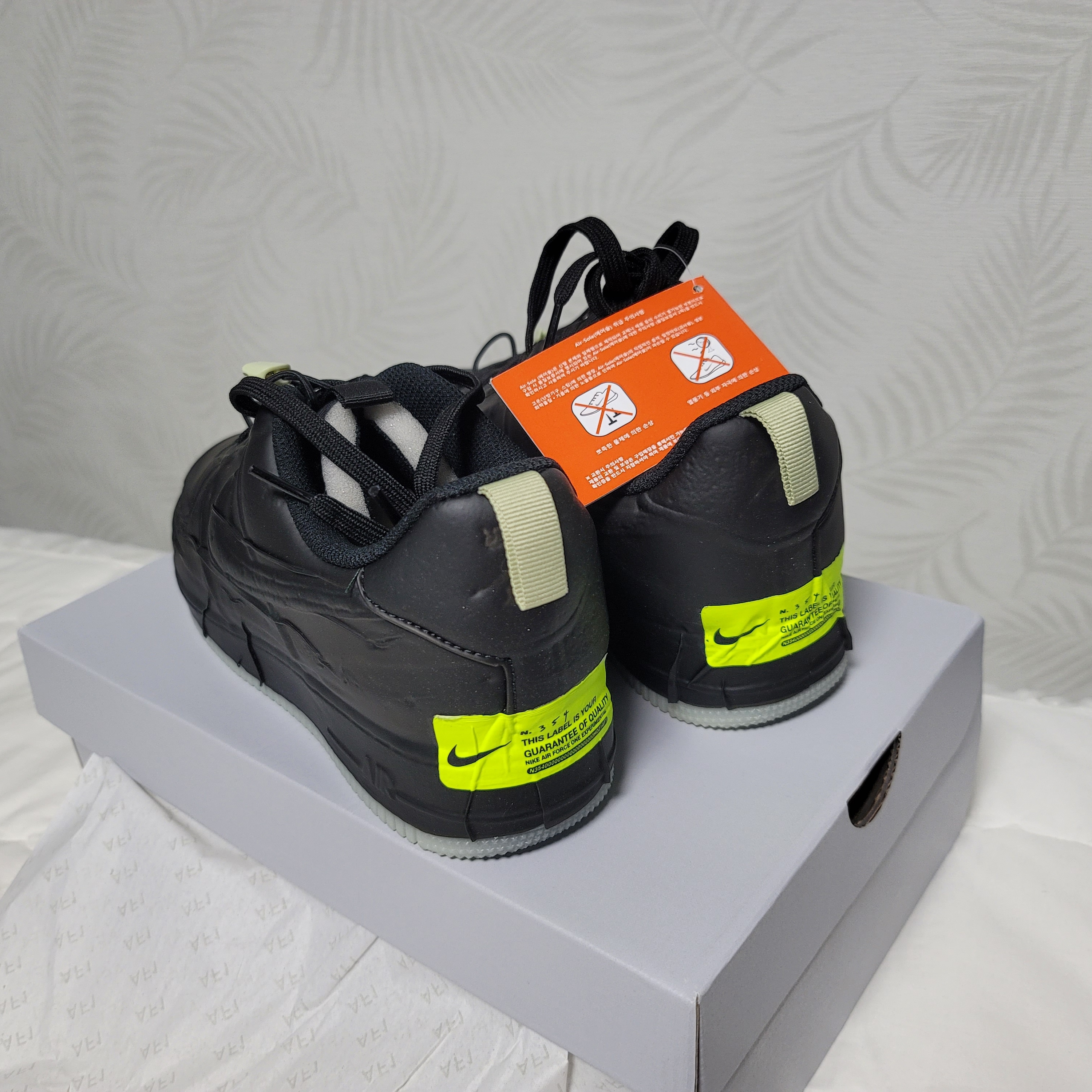 Nike Air Force 1 Low Experimental Black Olive Aura 착용 스타일 - 2