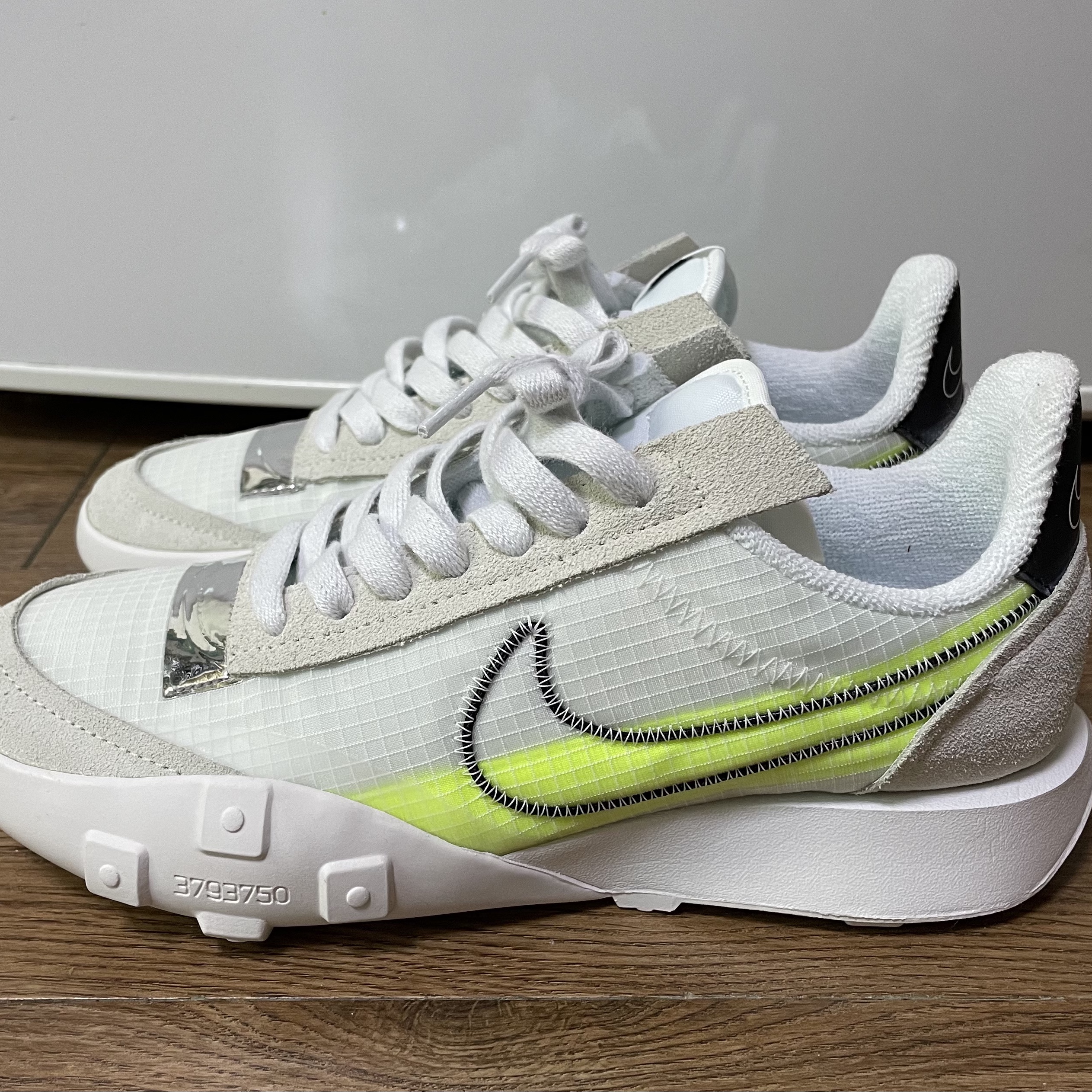 (W) Nike Waffle Racer 2X Summit White Volt 착용 스타일 - 3
