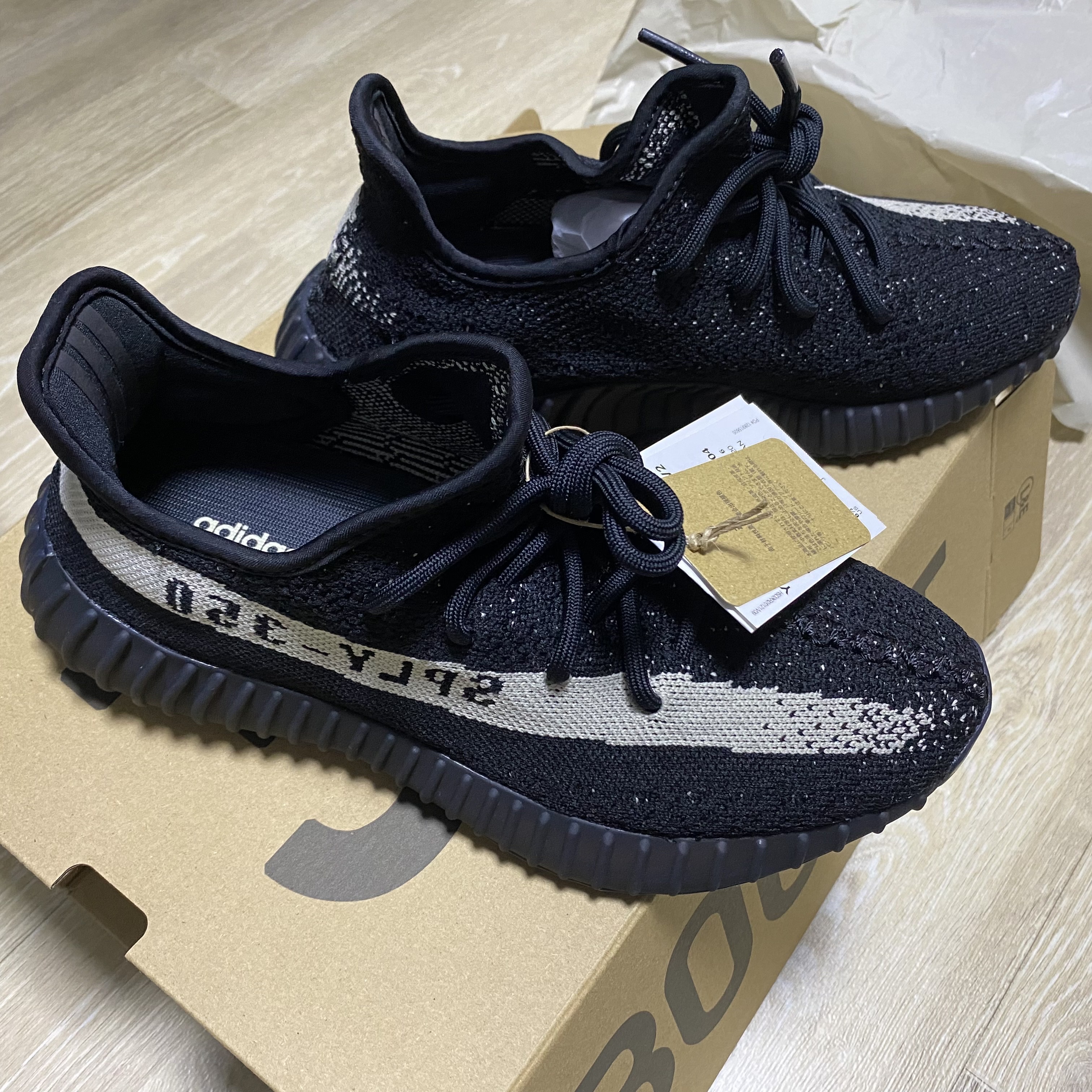 Adidas Yeezy Boost 350 V2 Core Black White 2022 착용 스타일