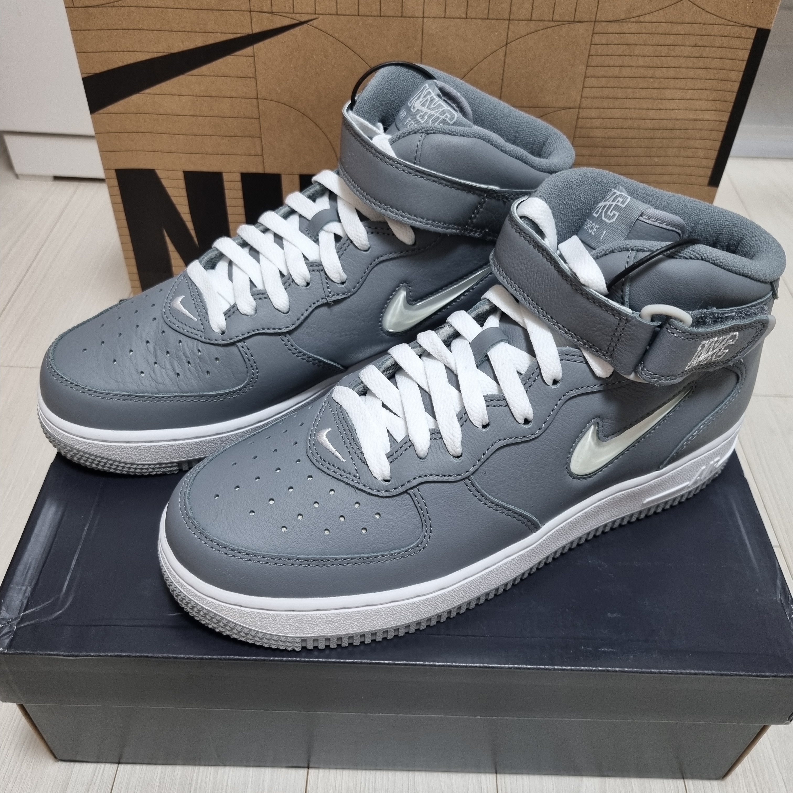 Nike Air Force 1 Mid QS NYC Cool Grey 착용 스타일