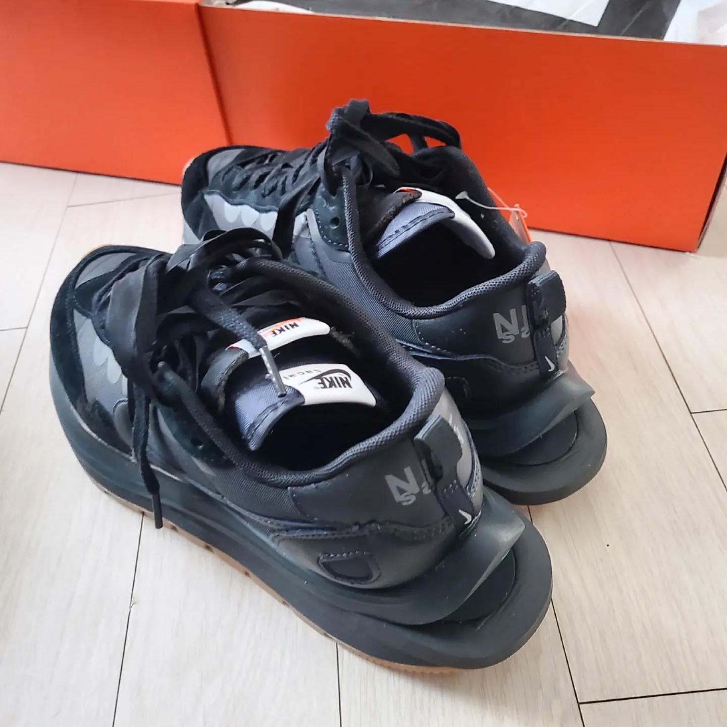 Nike x Sacai VaporWaffle Black and Gum 착용 스타일 - 1