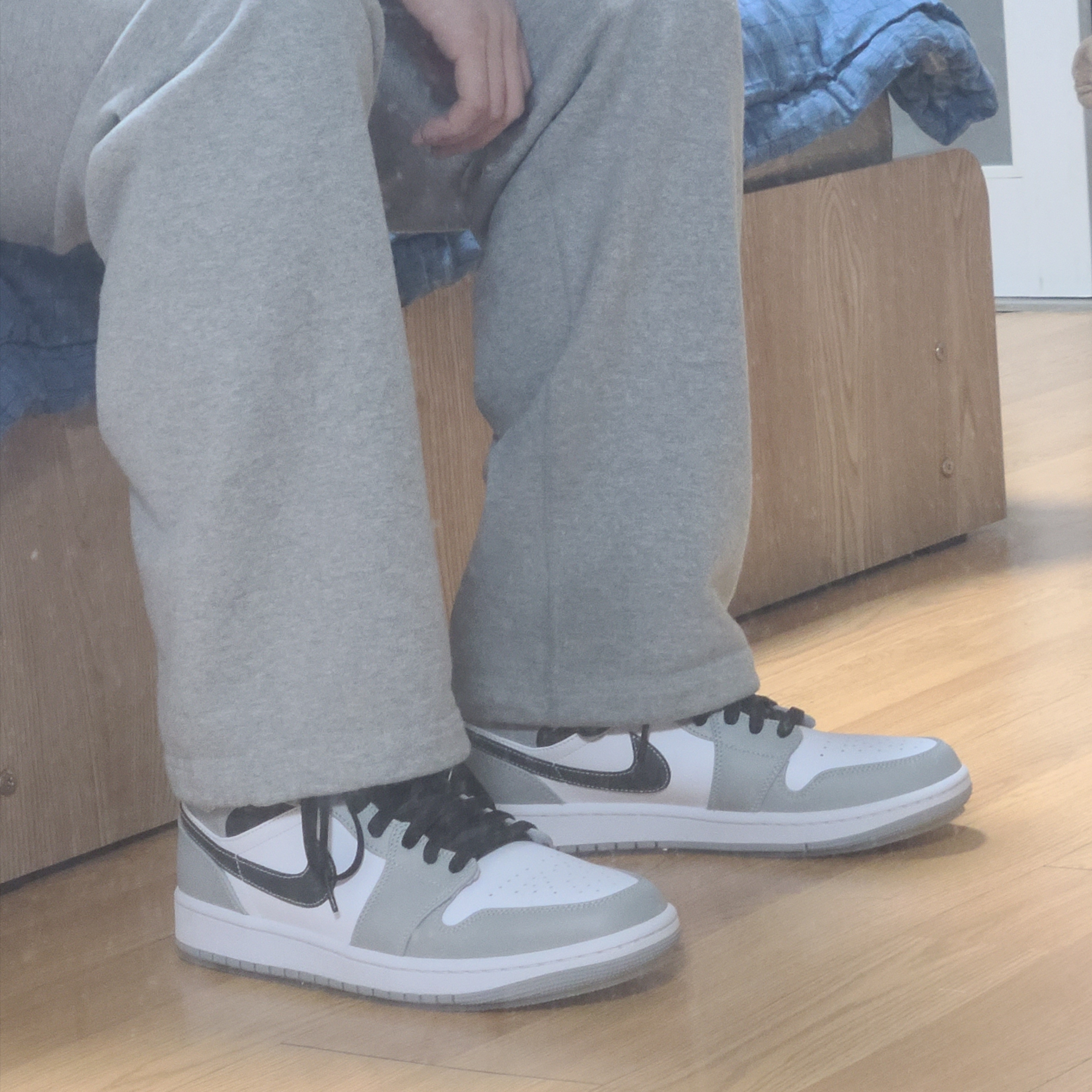 Jordan 1 Mid Light Smoke Grey Anthracite 착용 스타일 - 2