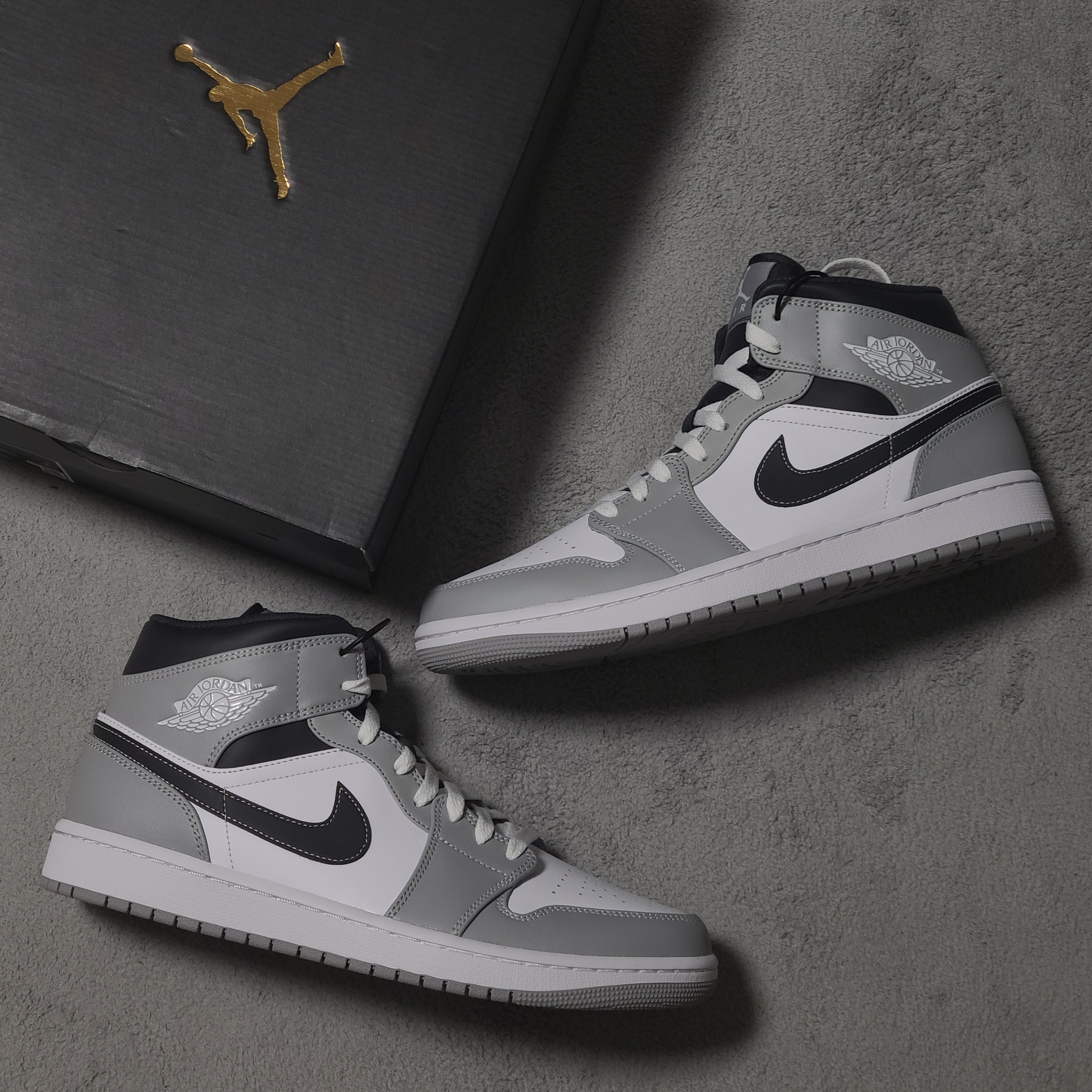 Jordan 1 Mid Light Smoke Grey Anthracite 착용 스타일 - 1