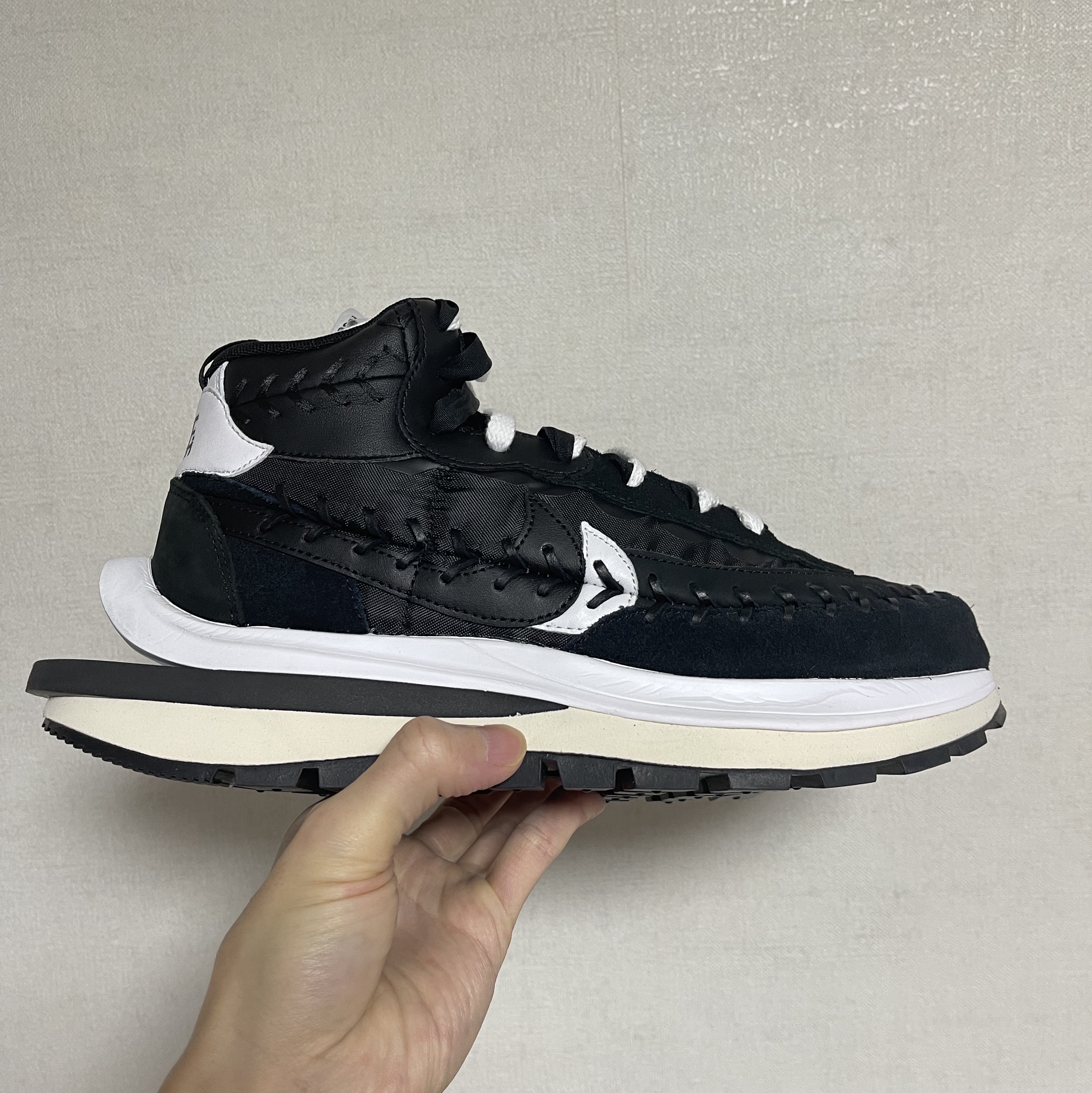 Nike x Sacai x Jean Paul Gaultier VaporWaffle Black White 착용 스타일 - 1
