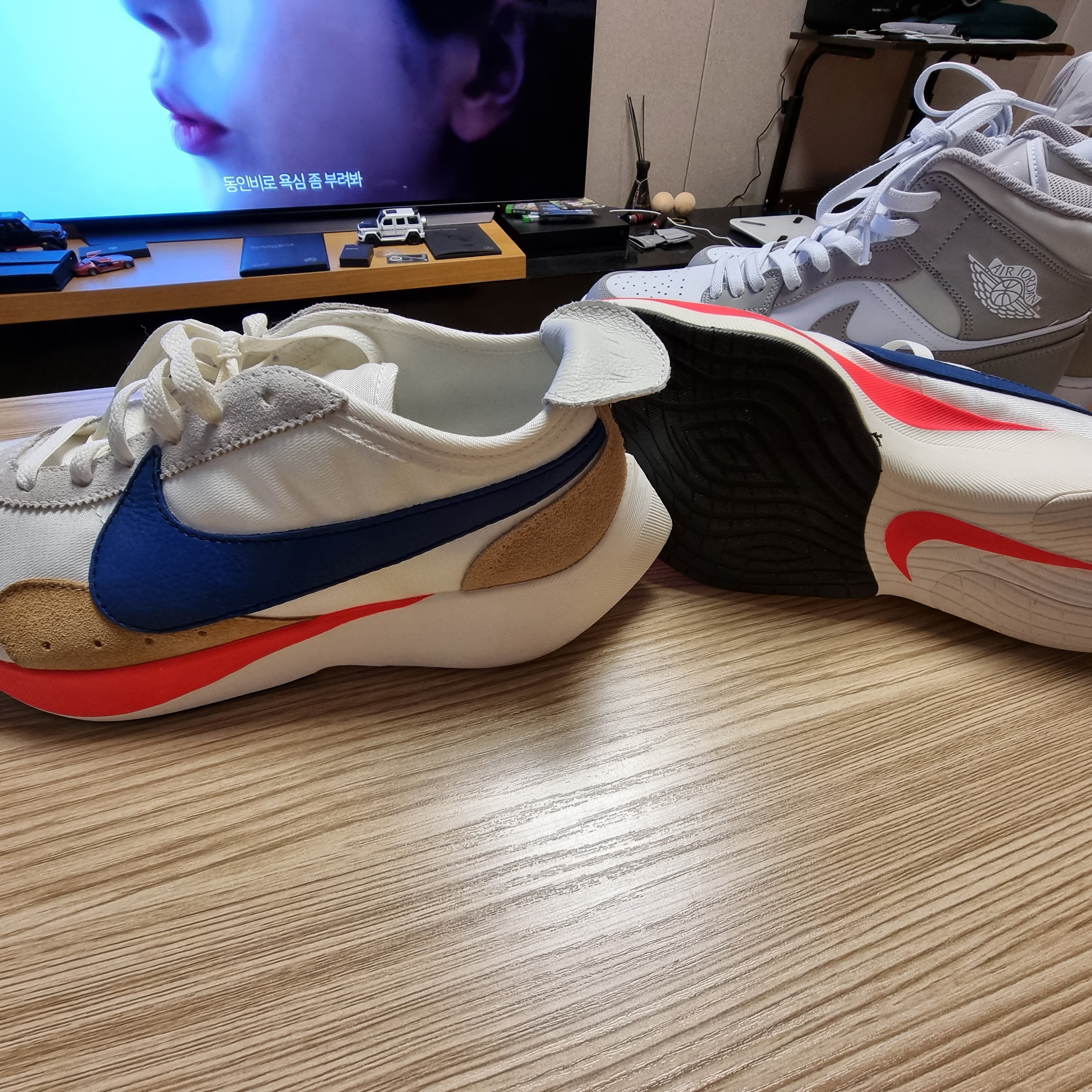 Jordan 1 Mid College Grey, Nike Moon Racer Sail Solar Blue 착용 스타일 - 1