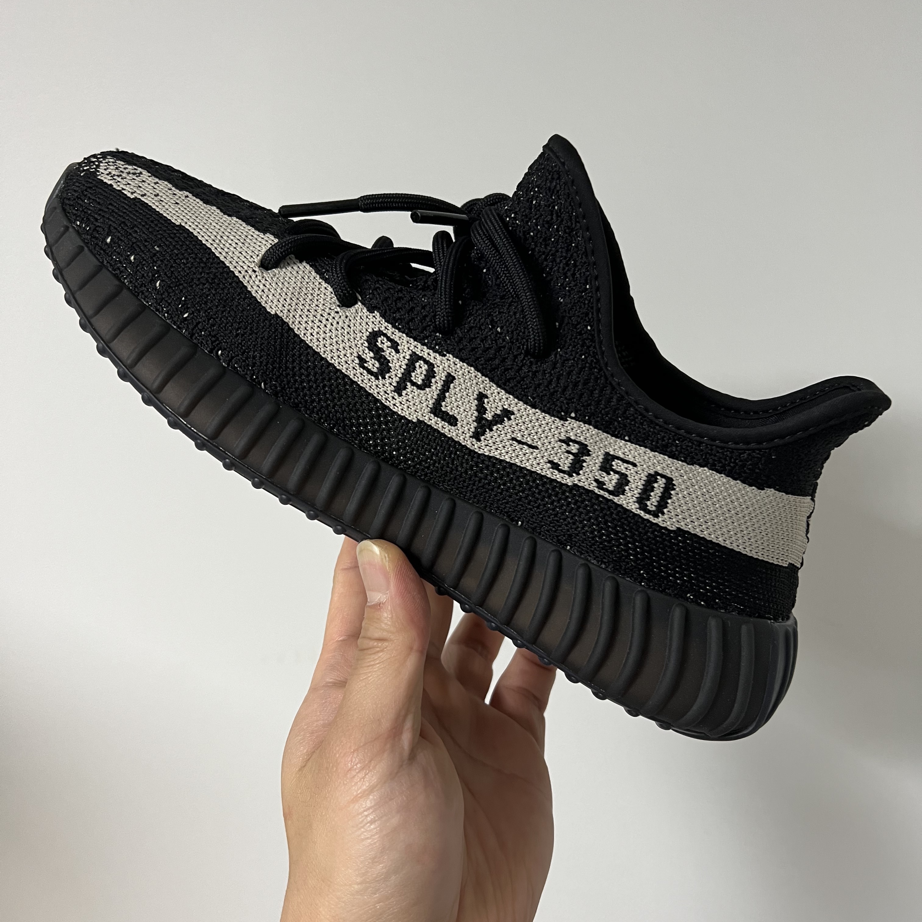 Adidas Yeezy Boost 350 V2 Core Black White 2022 착용 스타일 - 1