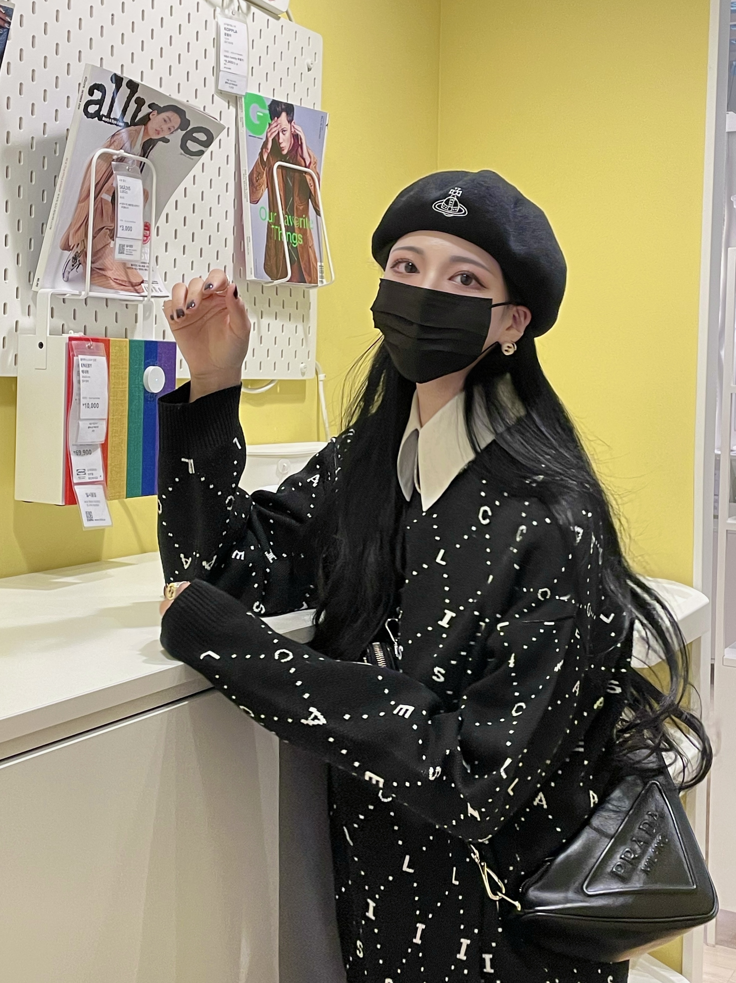 Balenciaga Triple S Trainer Triple Black, Balenciaga Year of the Tiger Mini Hourglass Bag with Chain Tiger Printed Orange 착용 스타일 - 1