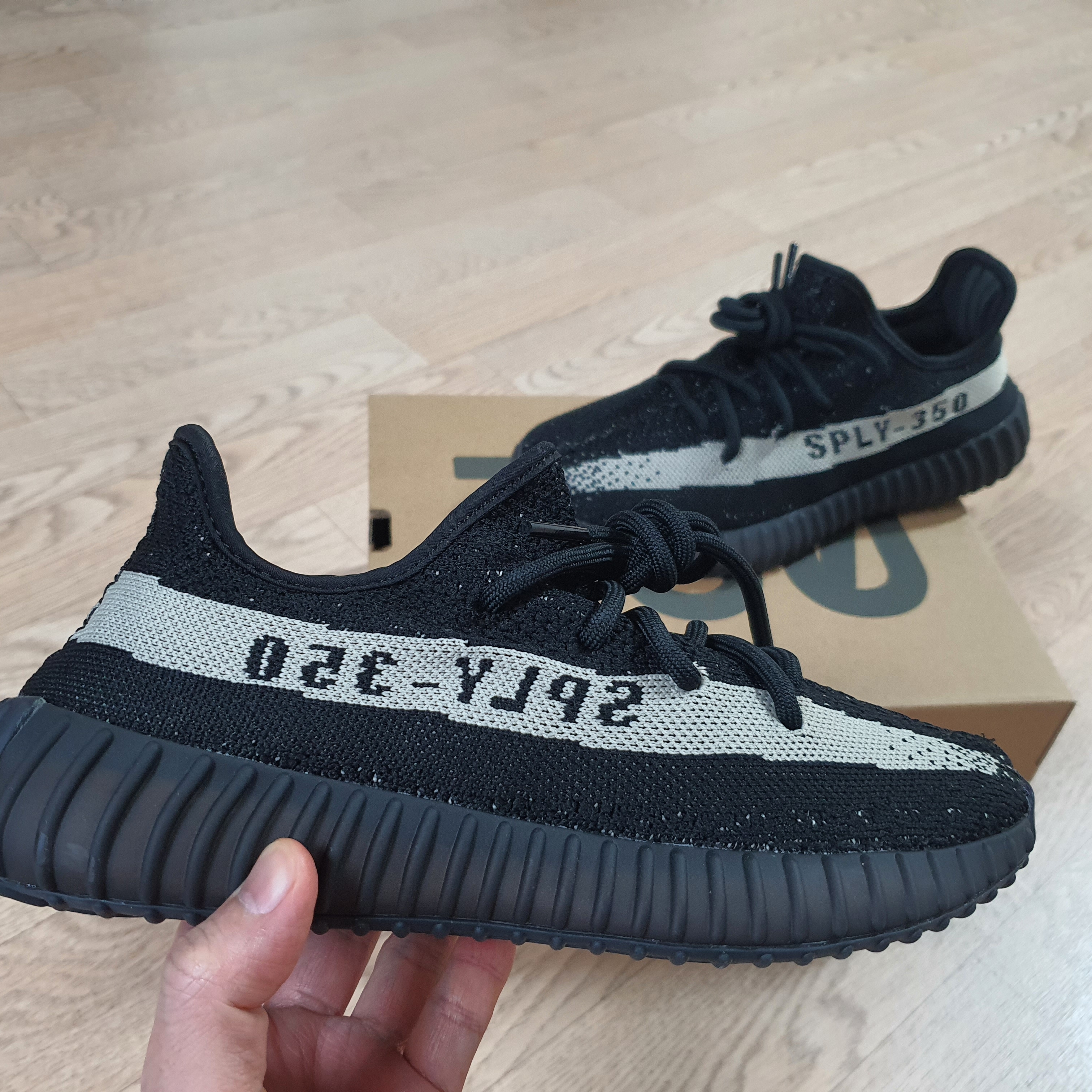 Adidas Yeezy Boost 350 V2 Core Black White 2022 착용 스타일 - 3