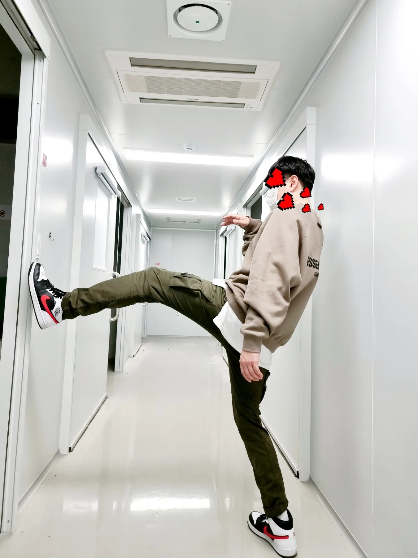Essentials Pull-Over Crewneck Sweatshirt Taupe - 21SS, Jordan 1 Mid Black Chile Red 착용 스타일 - 1