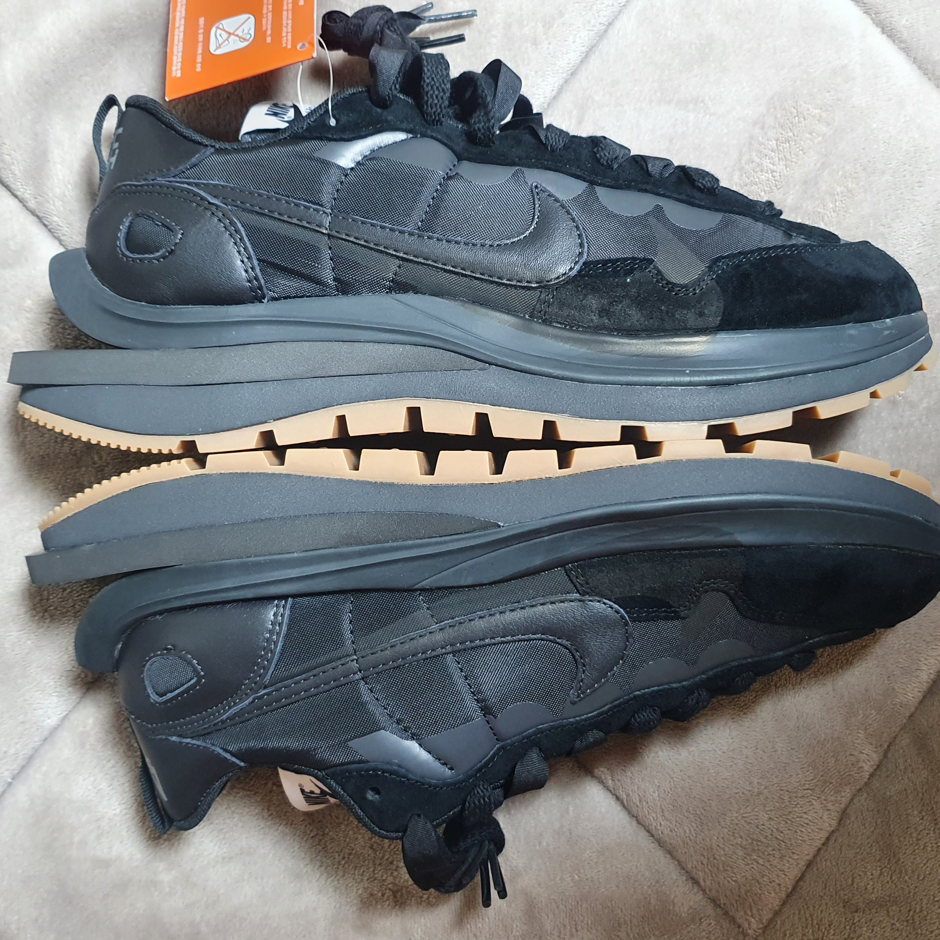 Nike x Sacai VaporWaffle Black and Gum 착용 스타일 - 3