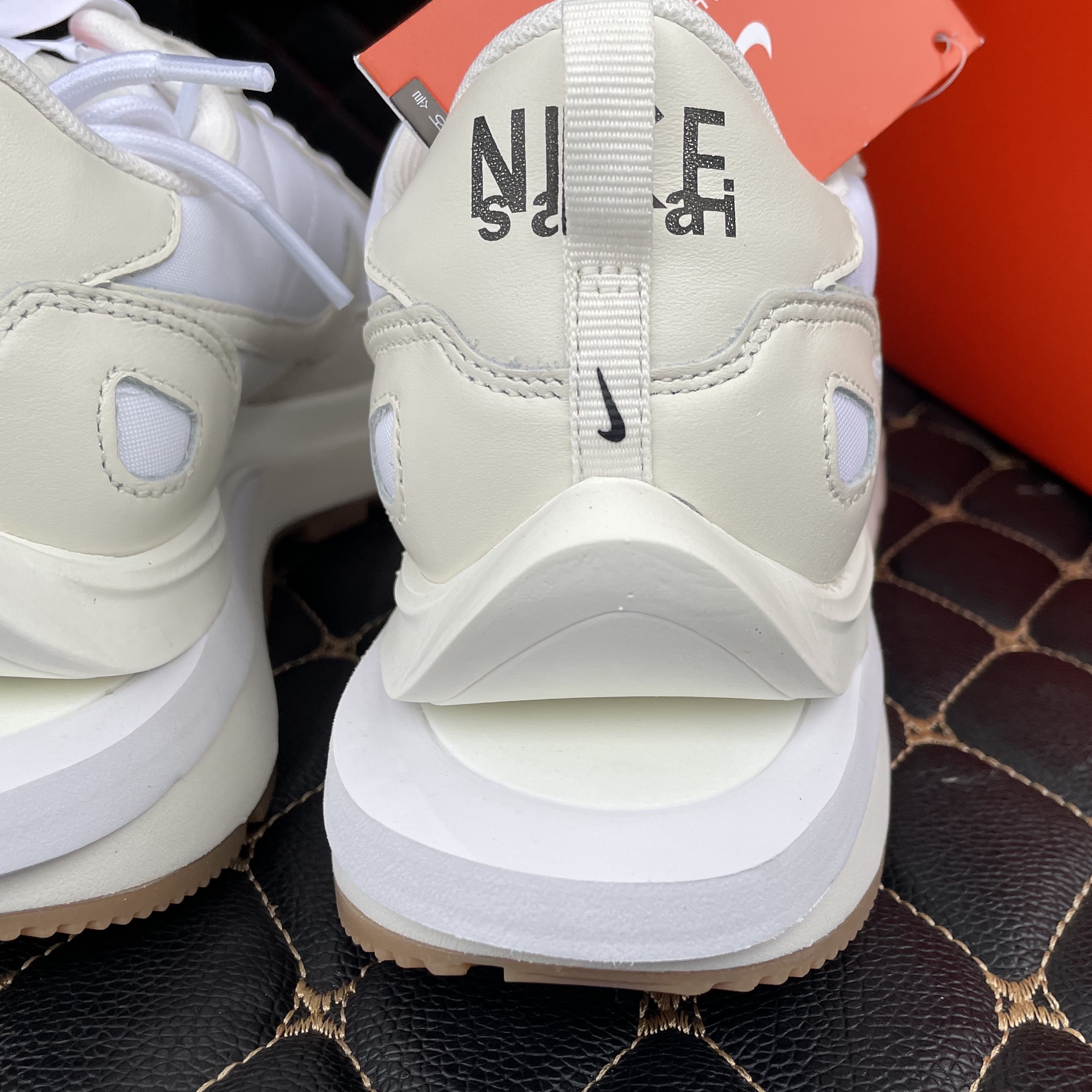 Nike x Sacai VaporWaffle White and Gum 착용 스타일 - 3