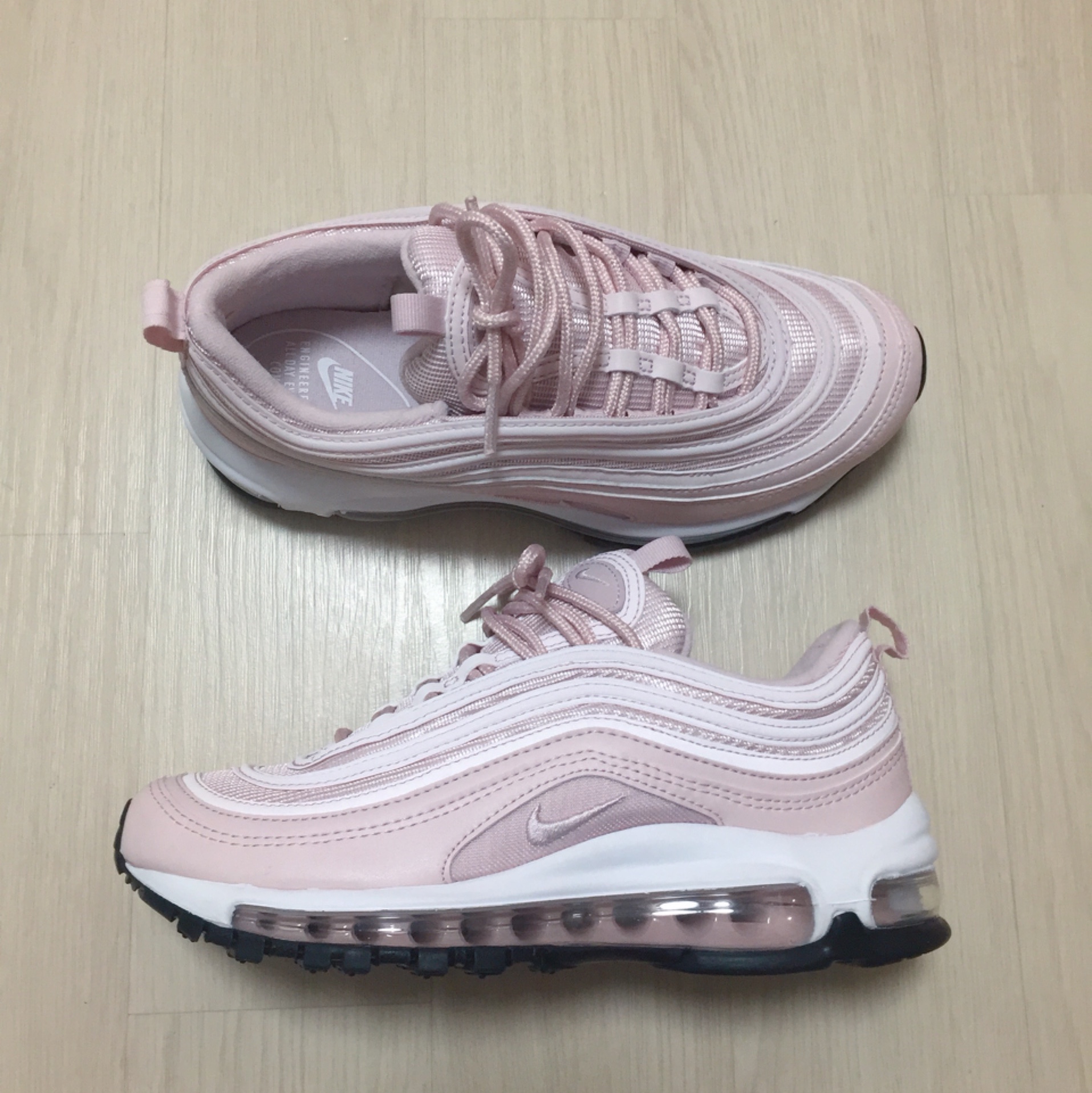 (W) Nike Air Max 97 Barely Rose Black Sole 착용 스타일 - 2