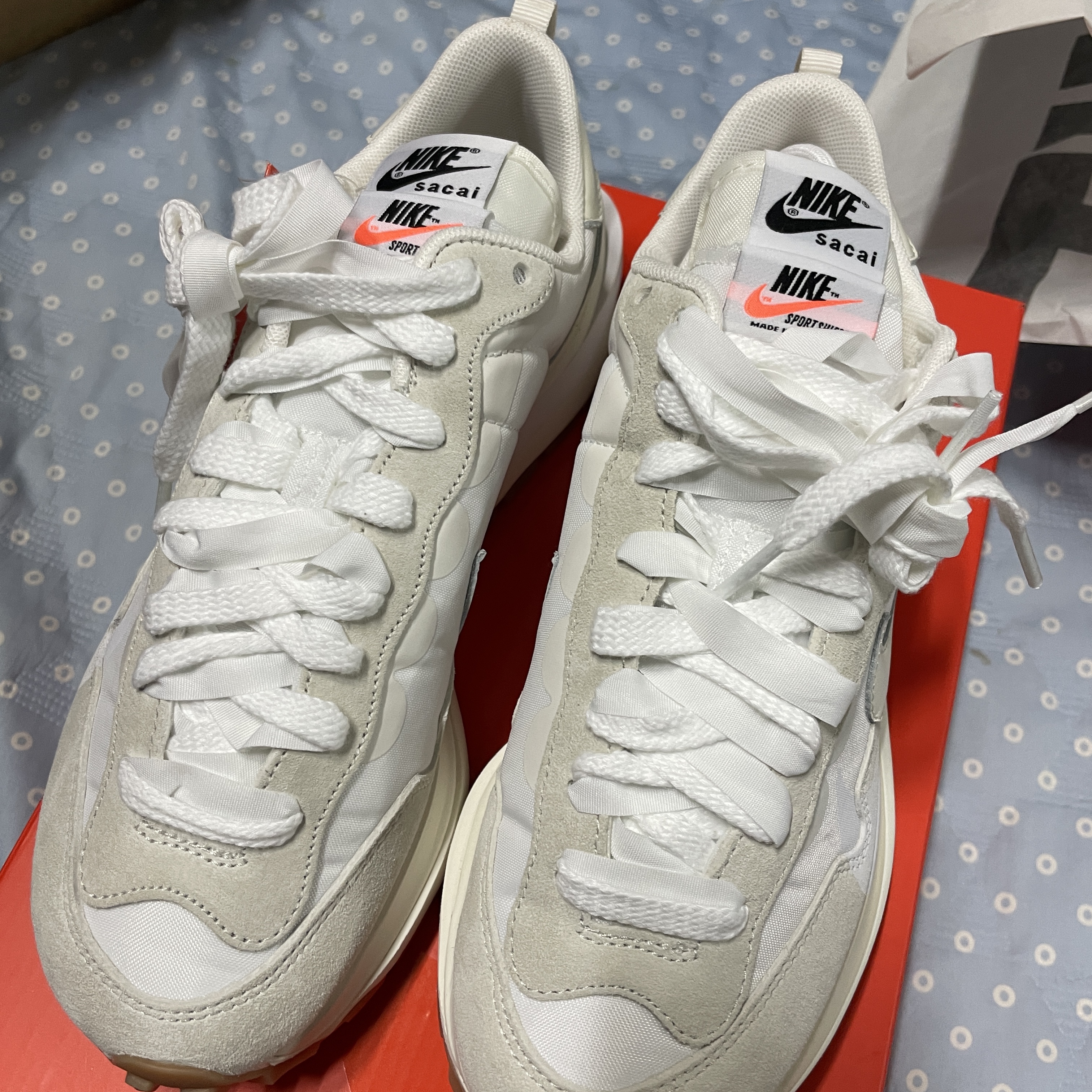 Nike x Sacai VaporWaffle White and Gum 착용 스타일 - 2