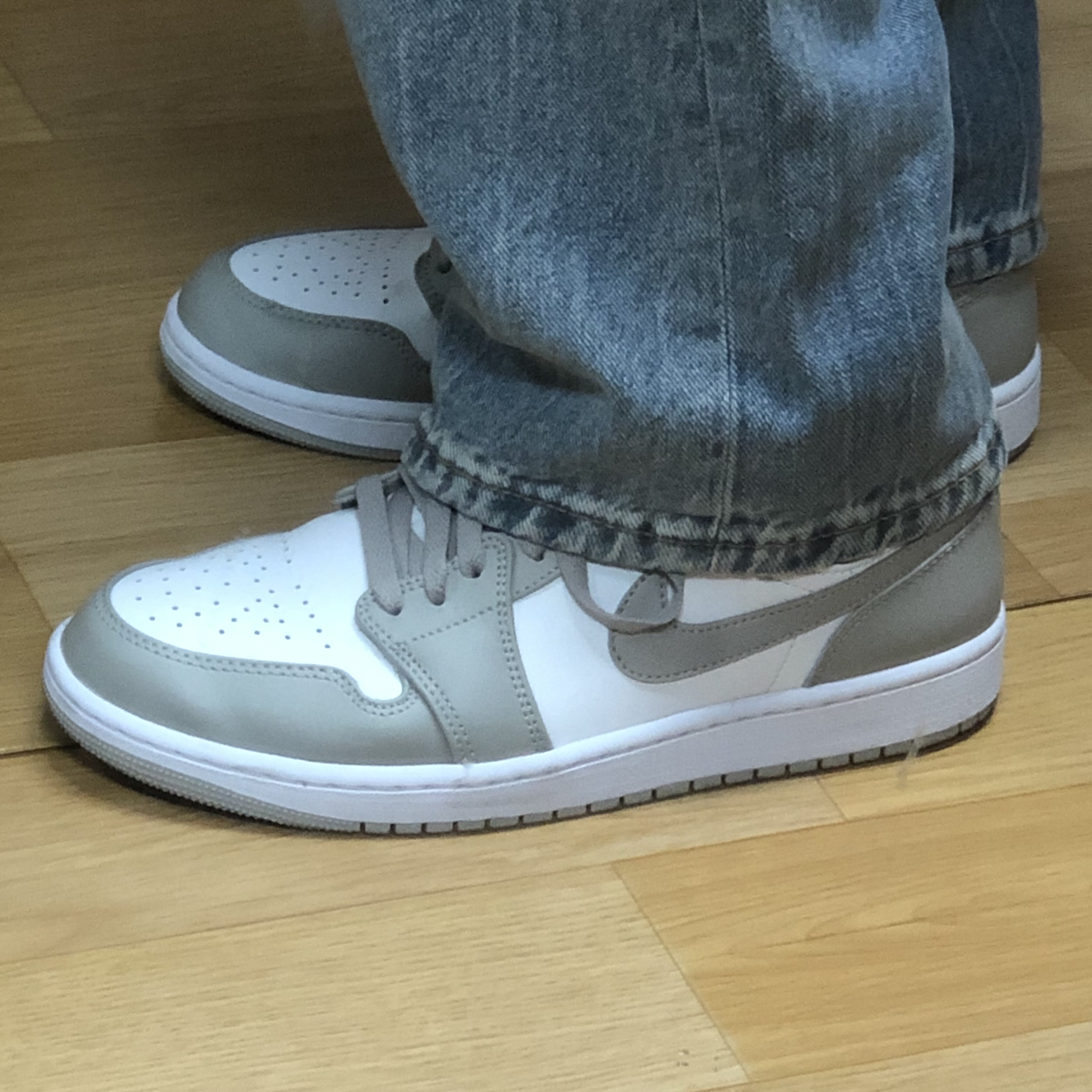 Jordan 1 Mid College Grey 착용 스타일