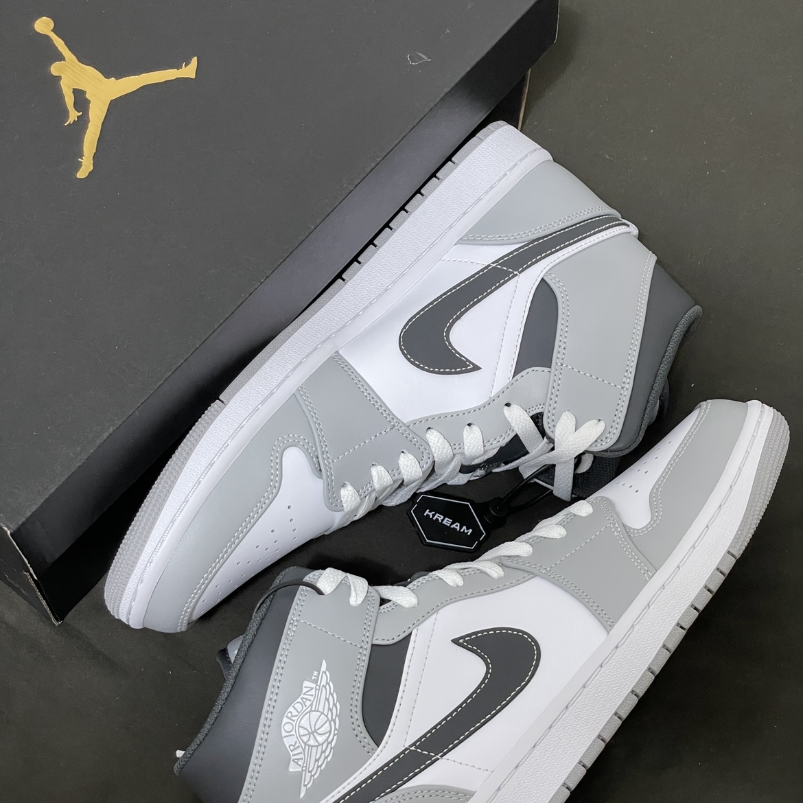 Jordan 1 Mid Light Smoke Grey Anthracite 착용 스타일