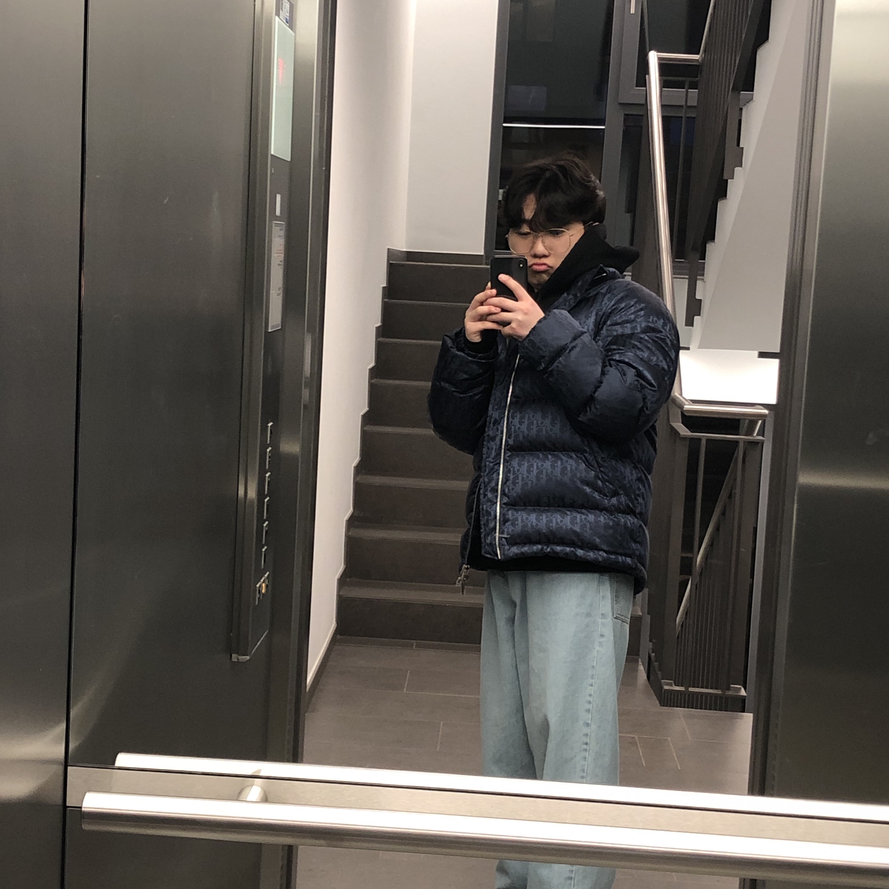 Dior Oblique Down Jacket Navy Blue Technical Jacquard, Balenciaga Turn Wide Fit Hoodie Black 착용 스타일 - 1