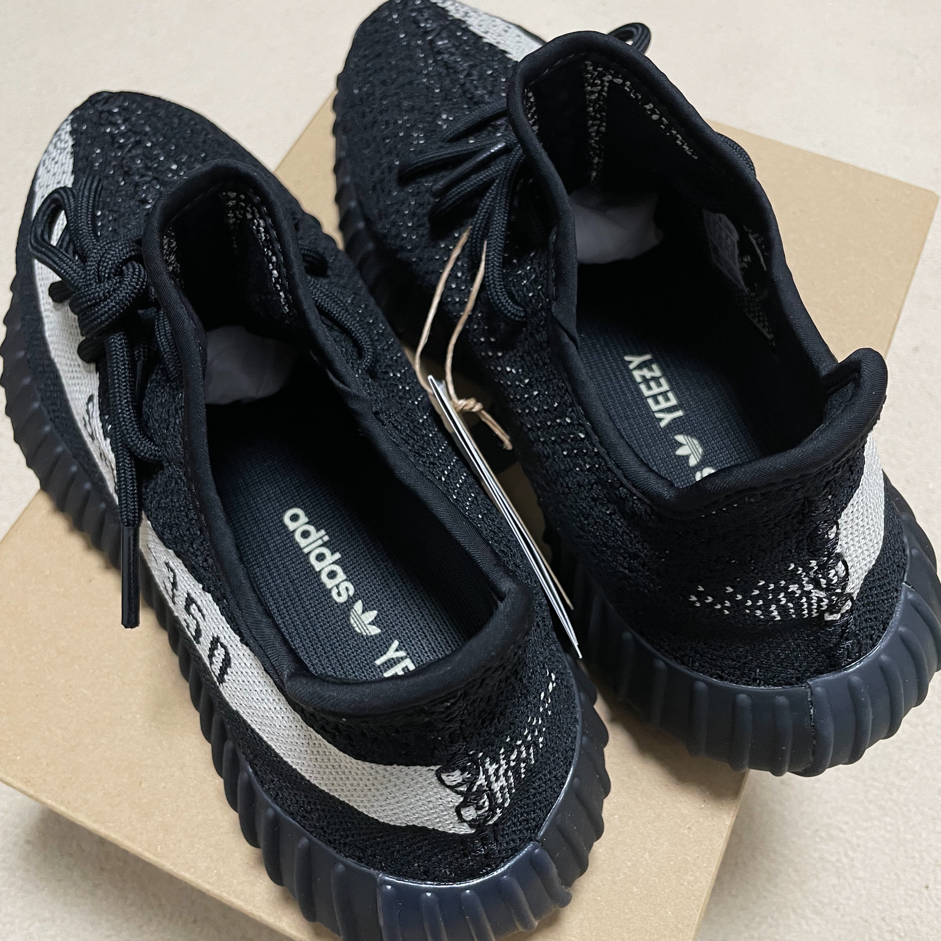 Adidas Yeezy Boost 350 V2 Core Black White 2022 착용 스타일 - 3