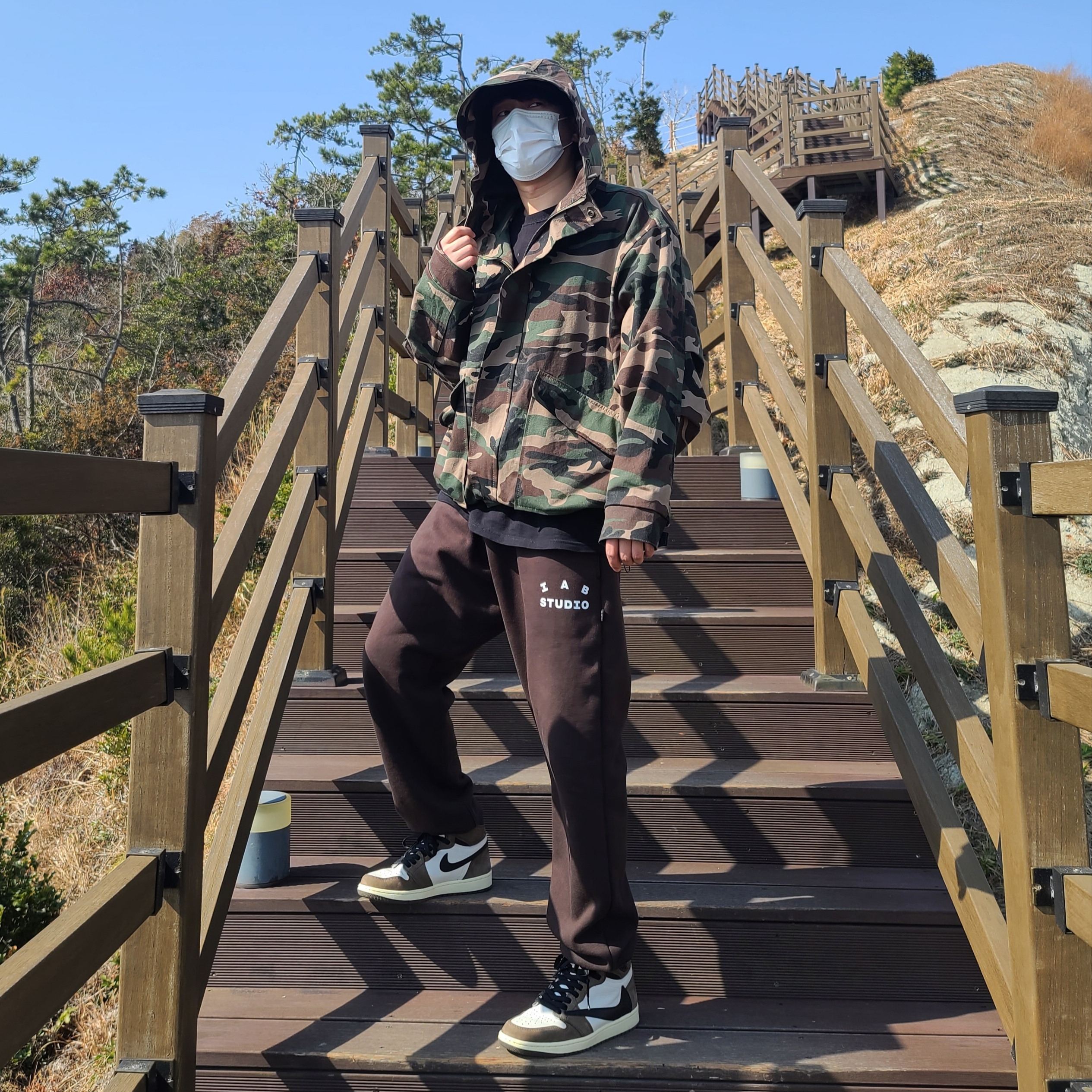 Jordan 1 x Travis Scott Retro High OG SP Mocha, IAB Studio Sweatpants Brown 착용 스타일 - 1