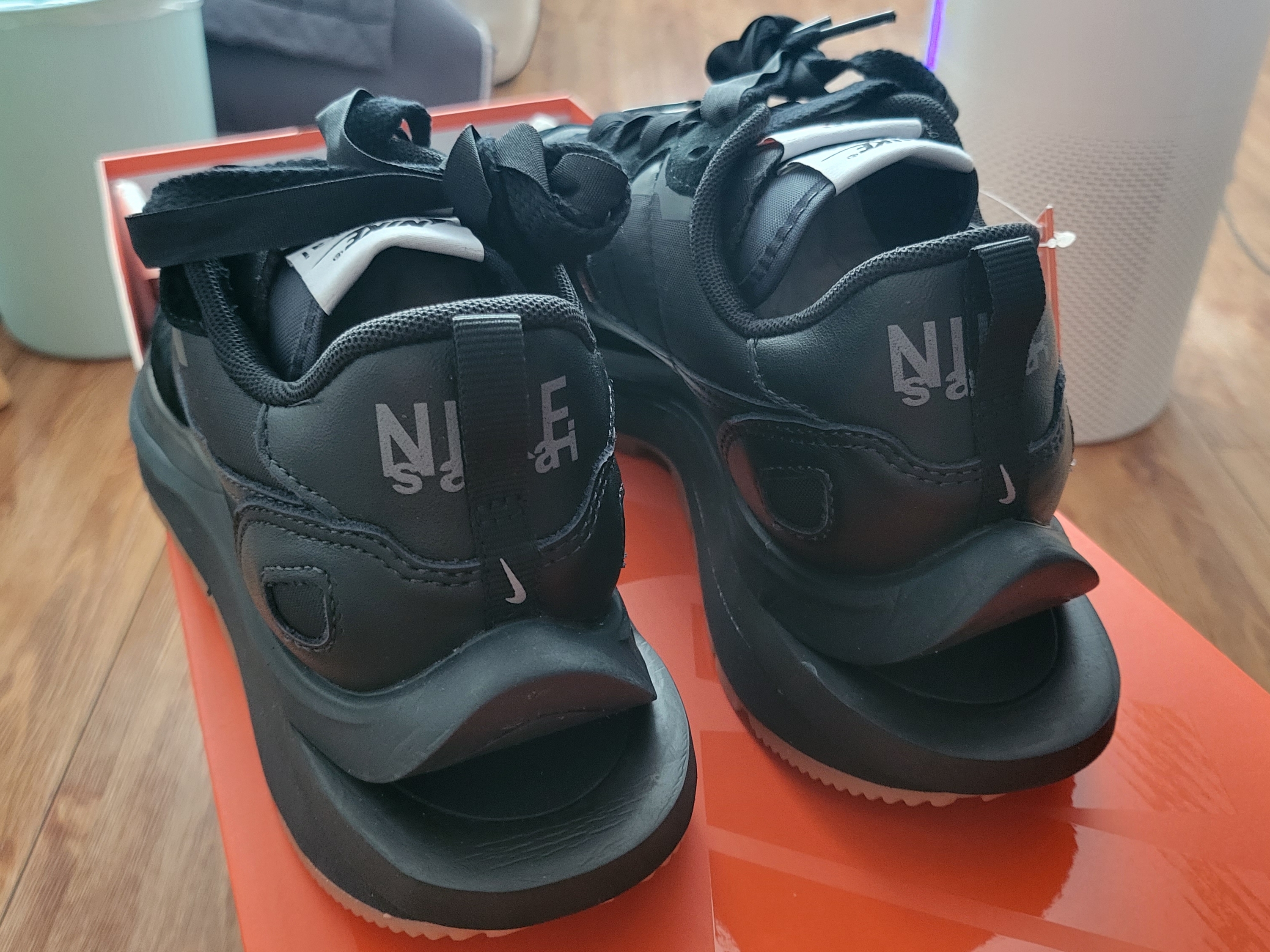 Nike x Sacai VaporWaffle Black and Gum 착용 스타일 - 3