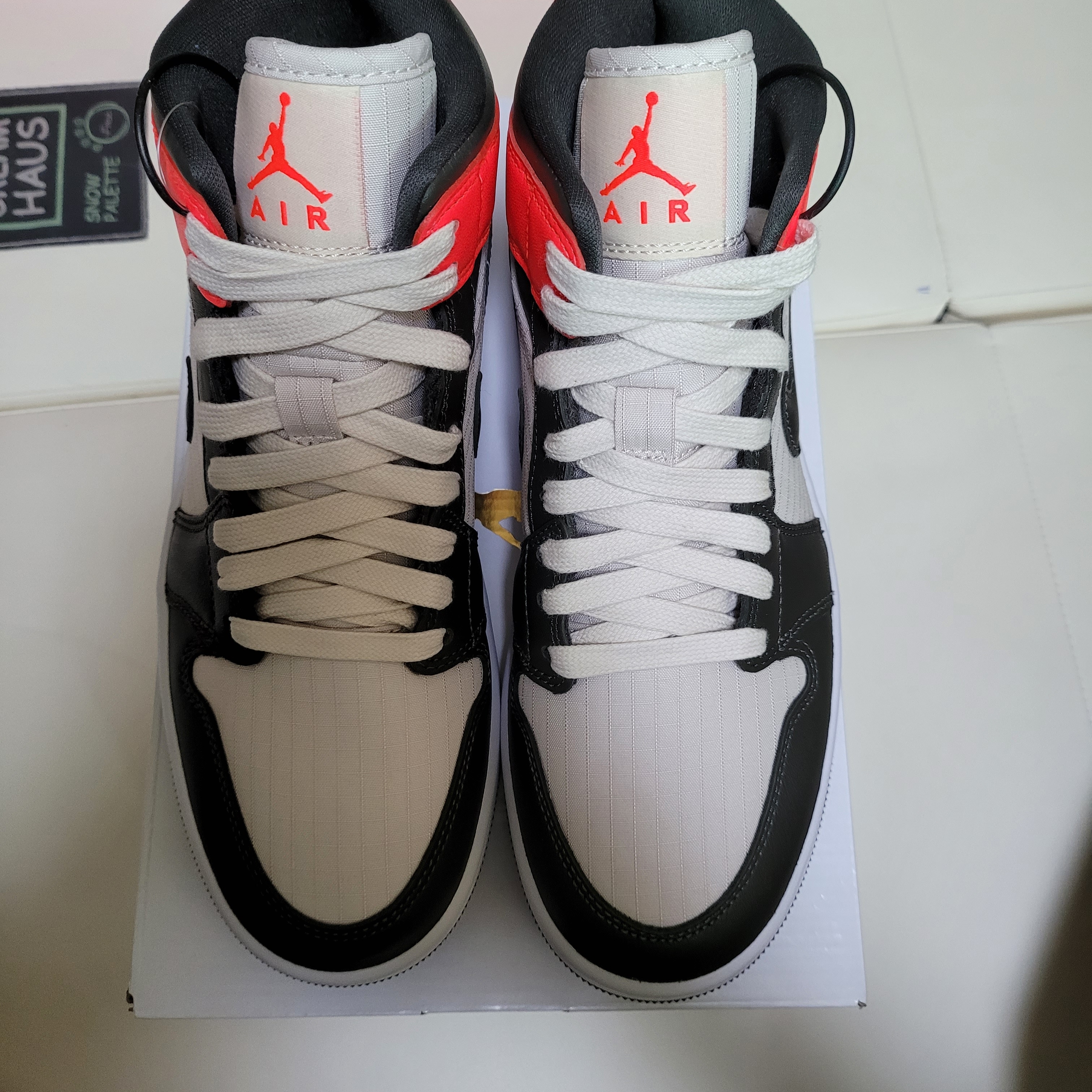 (W) Jordan 1 Mid SE Newsprint 착용 스타일 - 1