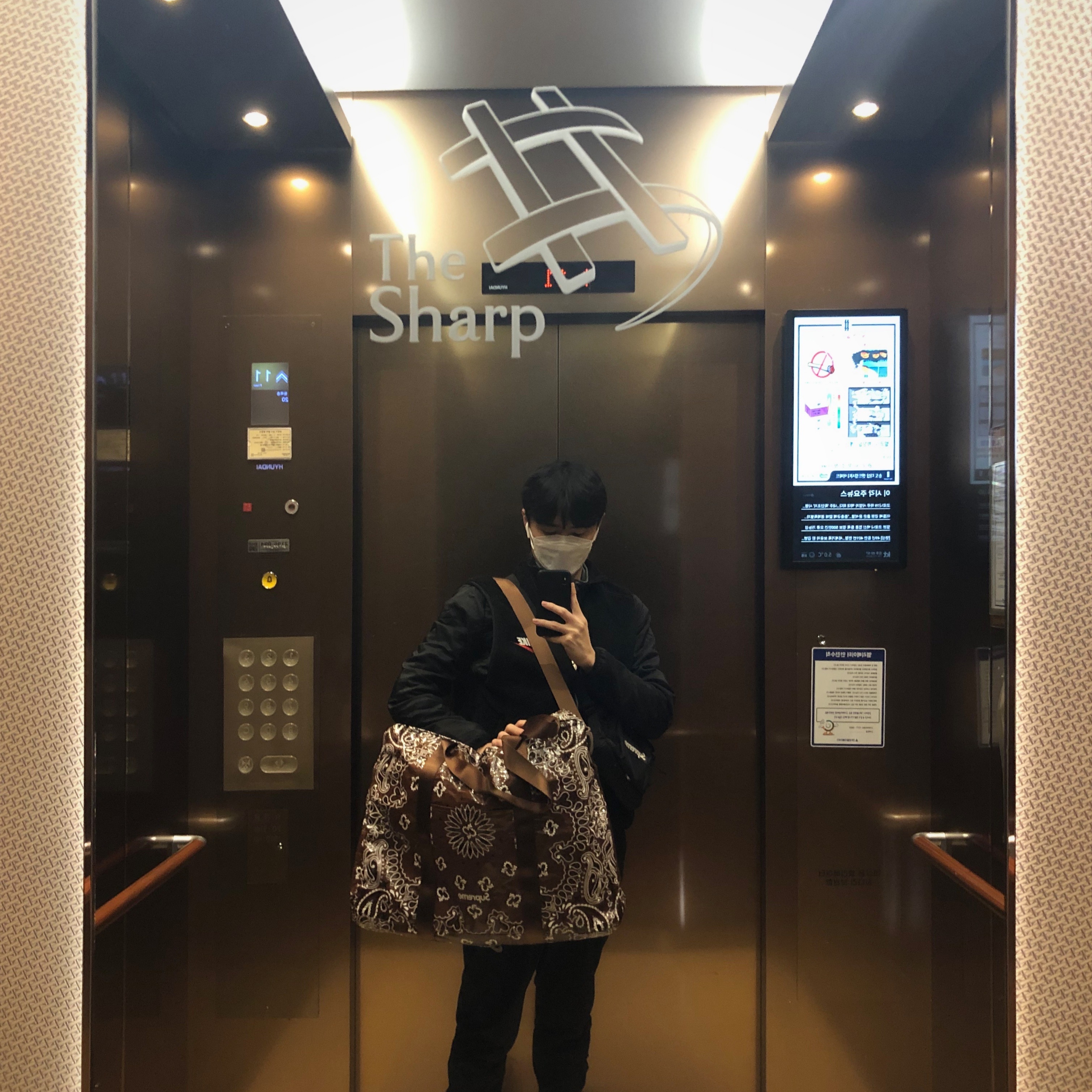 Supreme Bandana Tarp Large Duffle Bag Brown - 21SS, Supreme Shoulder Bag Black - 19SS 착용 스타일