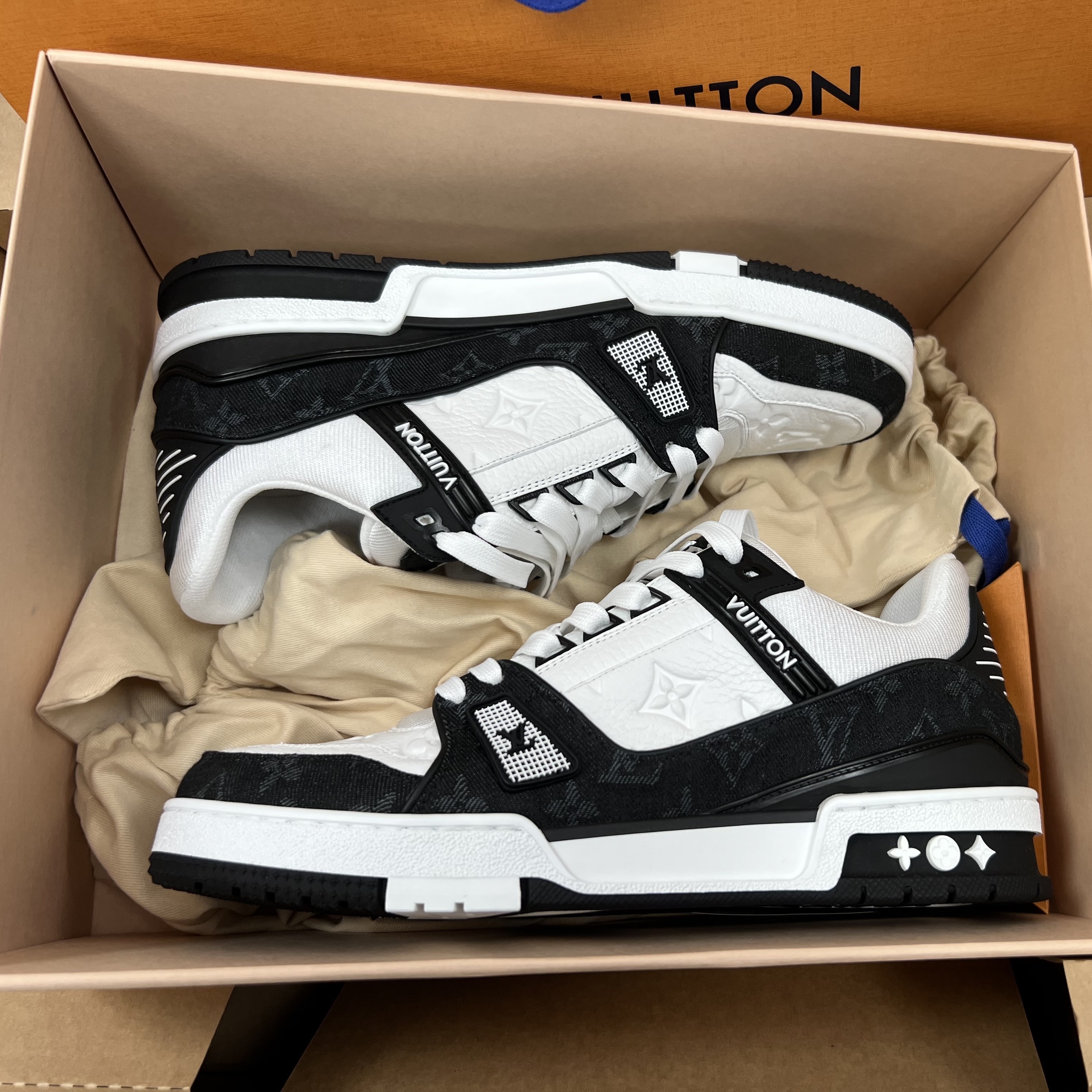 Louis Vuitton LV Trainer Sneakers Monogram Denim Black 착용 스타일 - 1
